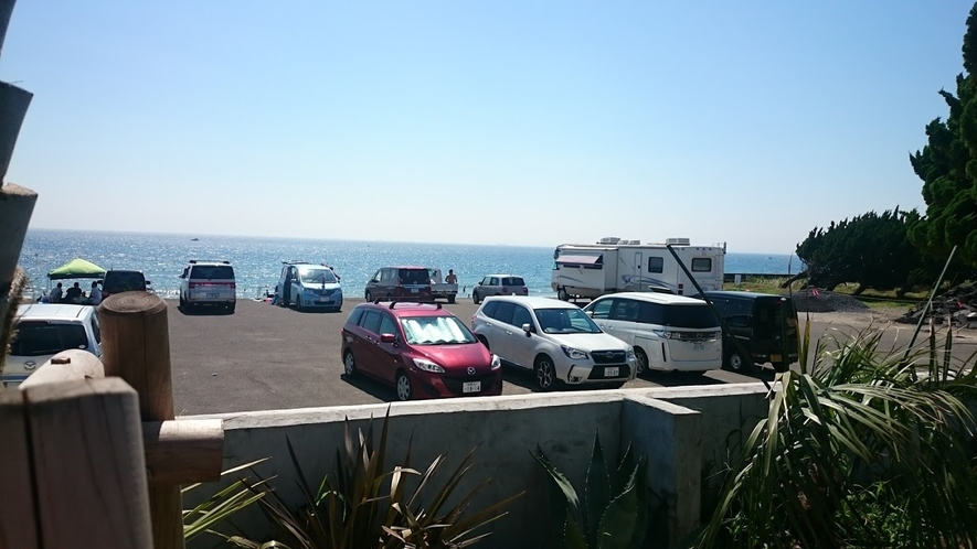 庭から見た海岸の駐車場