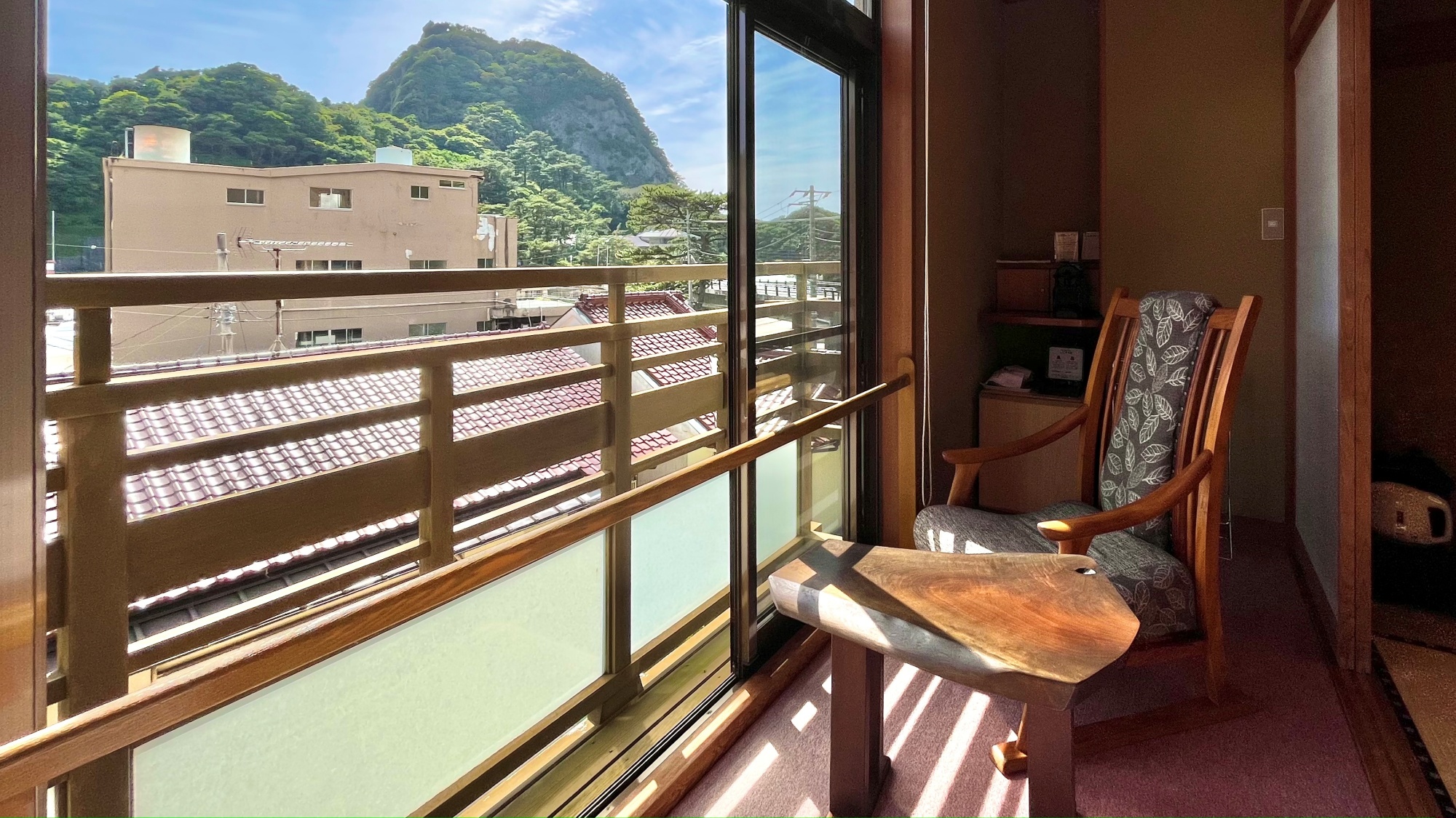 和室10畳一例／窓辺の椅子に座り、ゆったりとした時の流れを感じる癒しの空間。