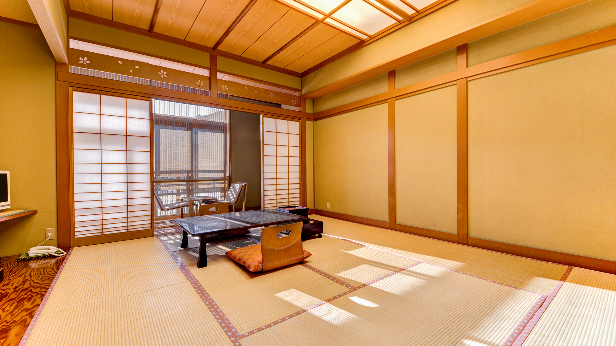 *和室10畳一例／窓際の広縁スペースが付いた純和風のお部屋