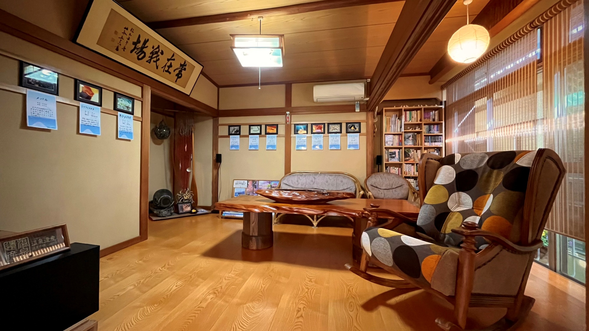 *お休み処／本棚の書籍はご自由にご覧ください