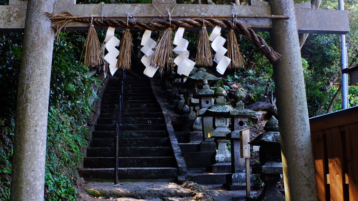 *烏帽子山／途中の神社でお参りしながら約30分のハイキング