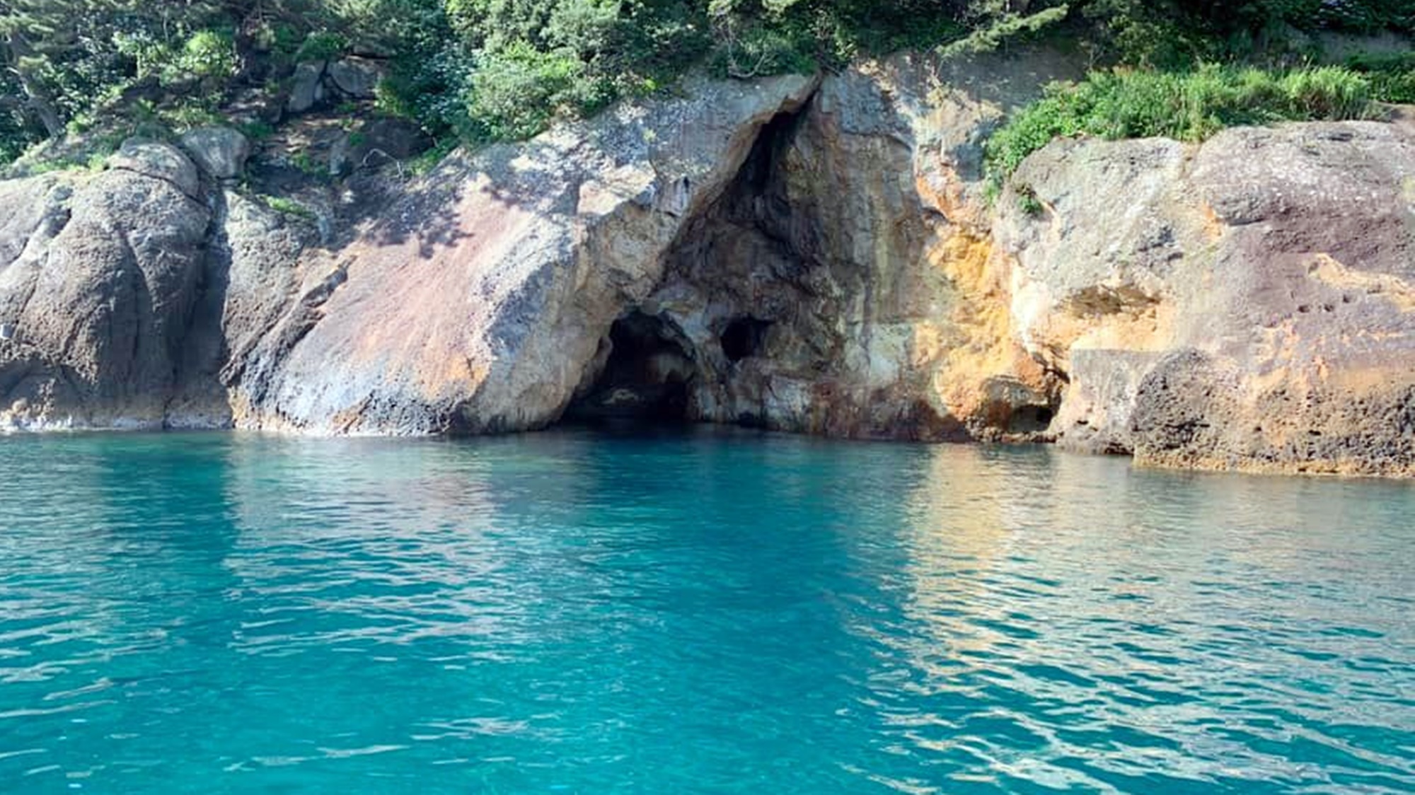 *【遊覧船プラン】赤井浜／満潮で波が穏やかな日には、洞窟のかなり近くまで入ることができます。