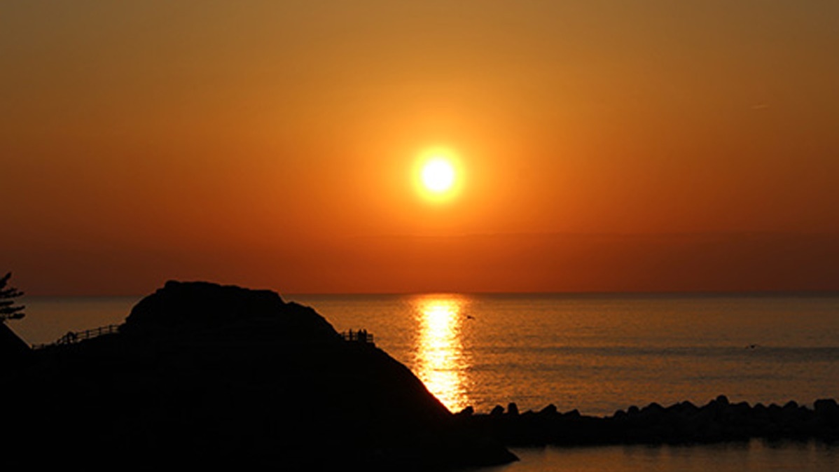 *思い出岬と夕陽／風光明媚な風景に出会える松崎町