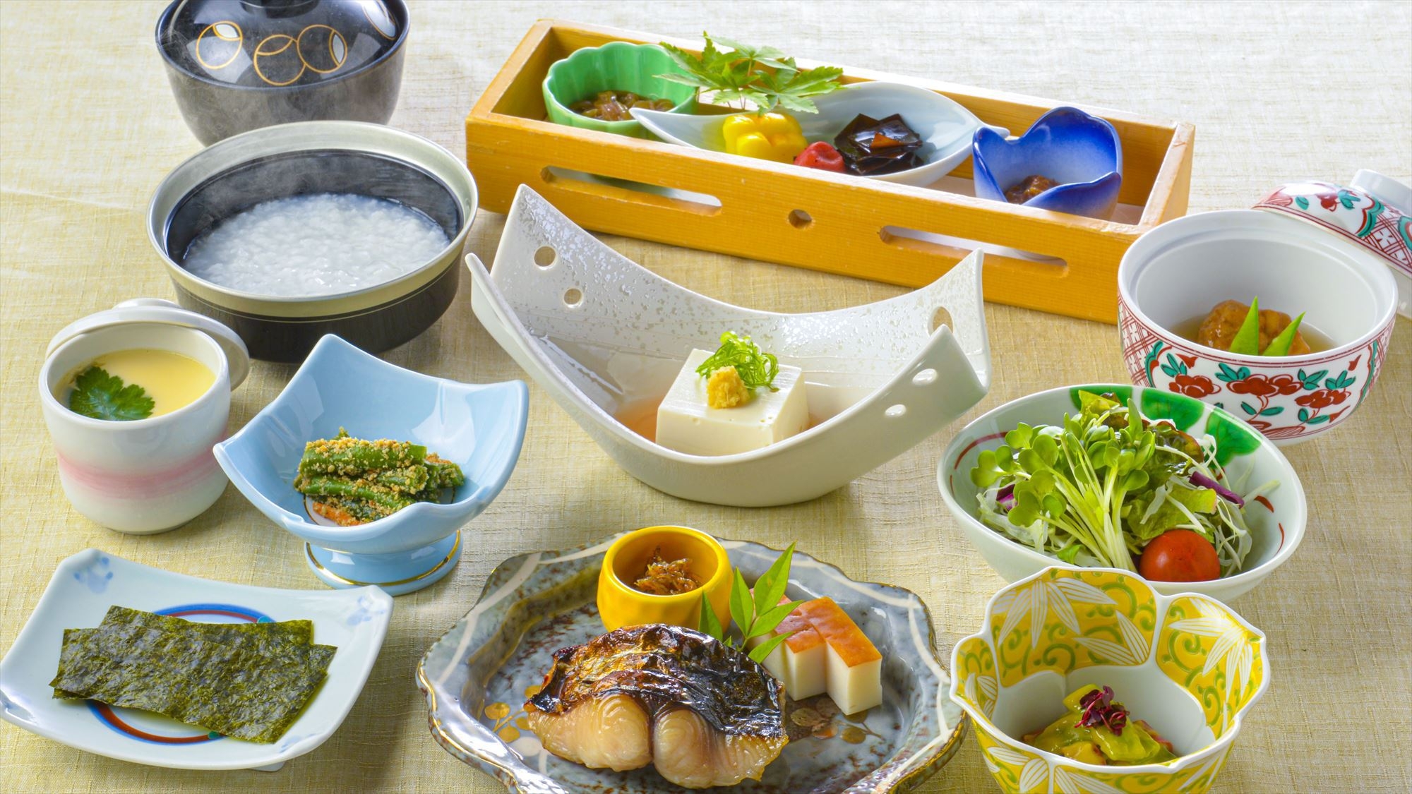 【朝食付】近江野菜味噌や小鉢、地元産の野菜など、ごはんがすすむ健康的な和朝食