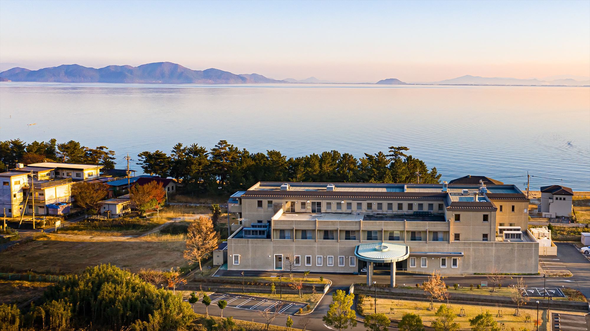 ホテル外観と琵琶湖畔