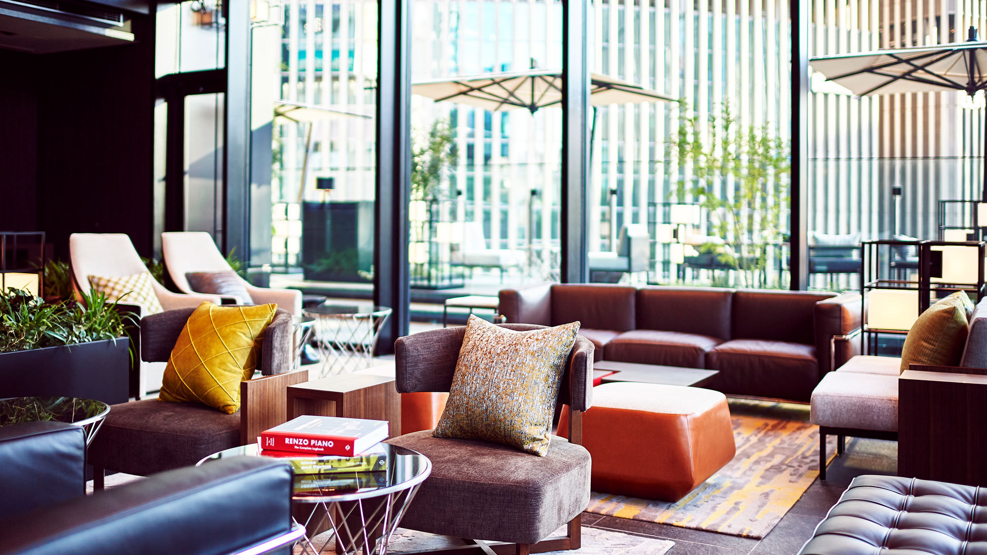 ロビーラウンジ（4F）天井が高く大きな窓が特徴的。