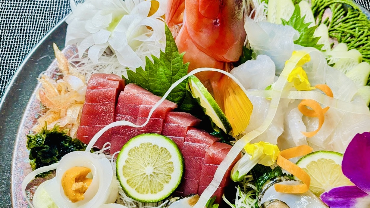 【お造り（一例）】地魚姿造り※画像は2名様分になります。伊勢海老の入荷があれば伊勢海老に変更。