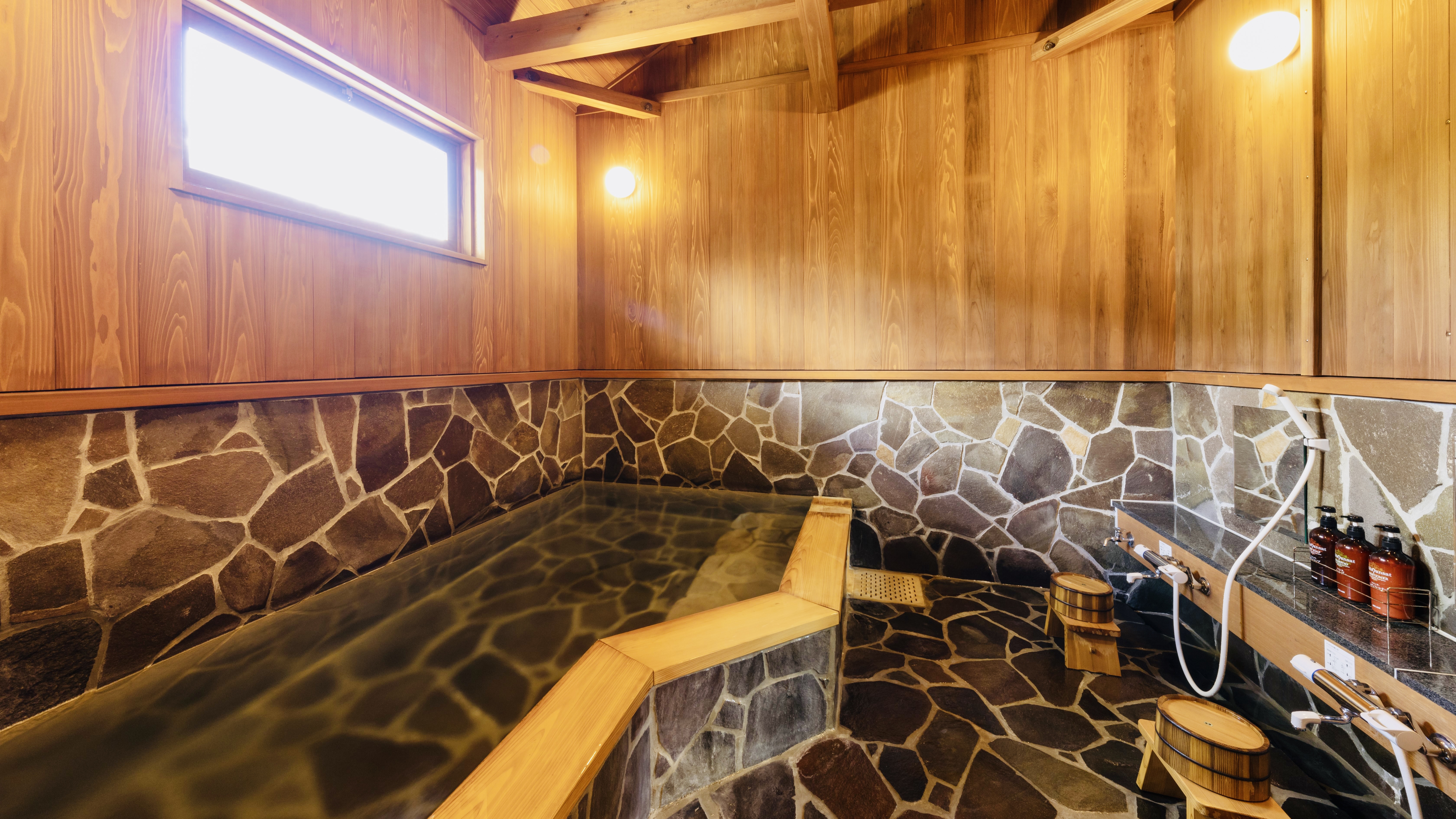 【施設内浴場（檜風呂）】肌に優しく滑らかな泉質で、様々な効能があります。