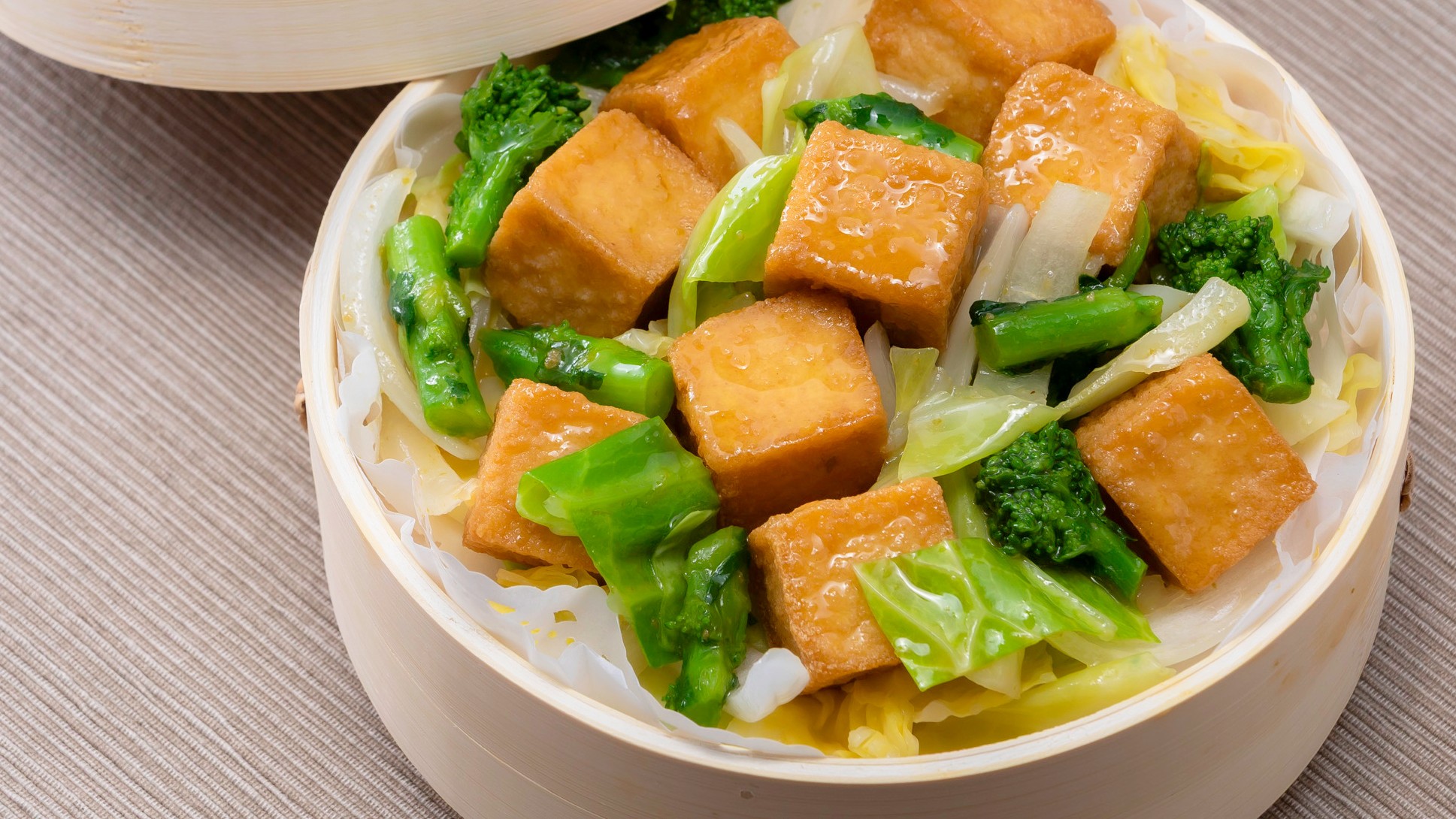 厚揚げと春野菜の酒蒸し