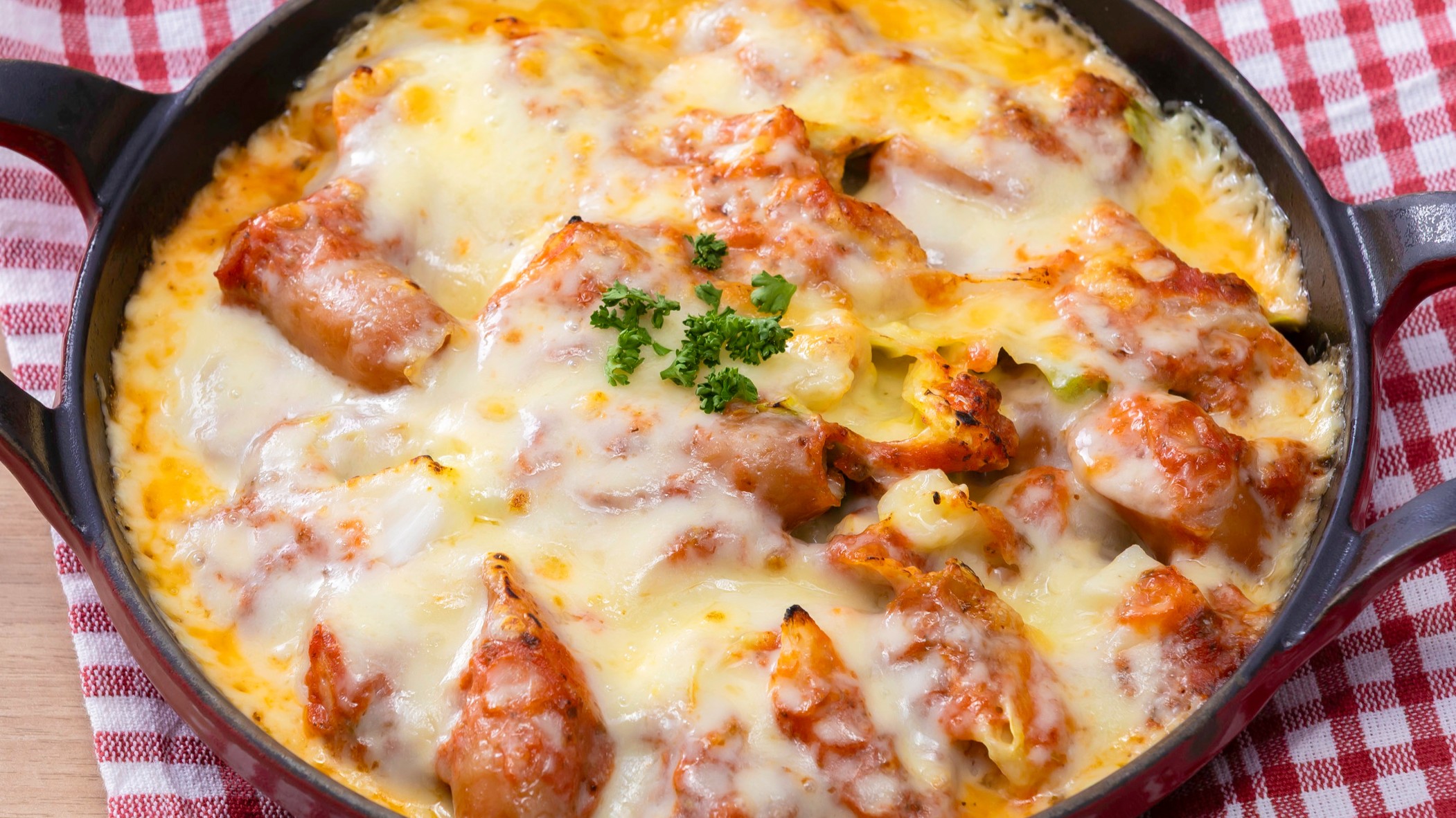 春キャベツとソーセージのマリナーラソース焼き