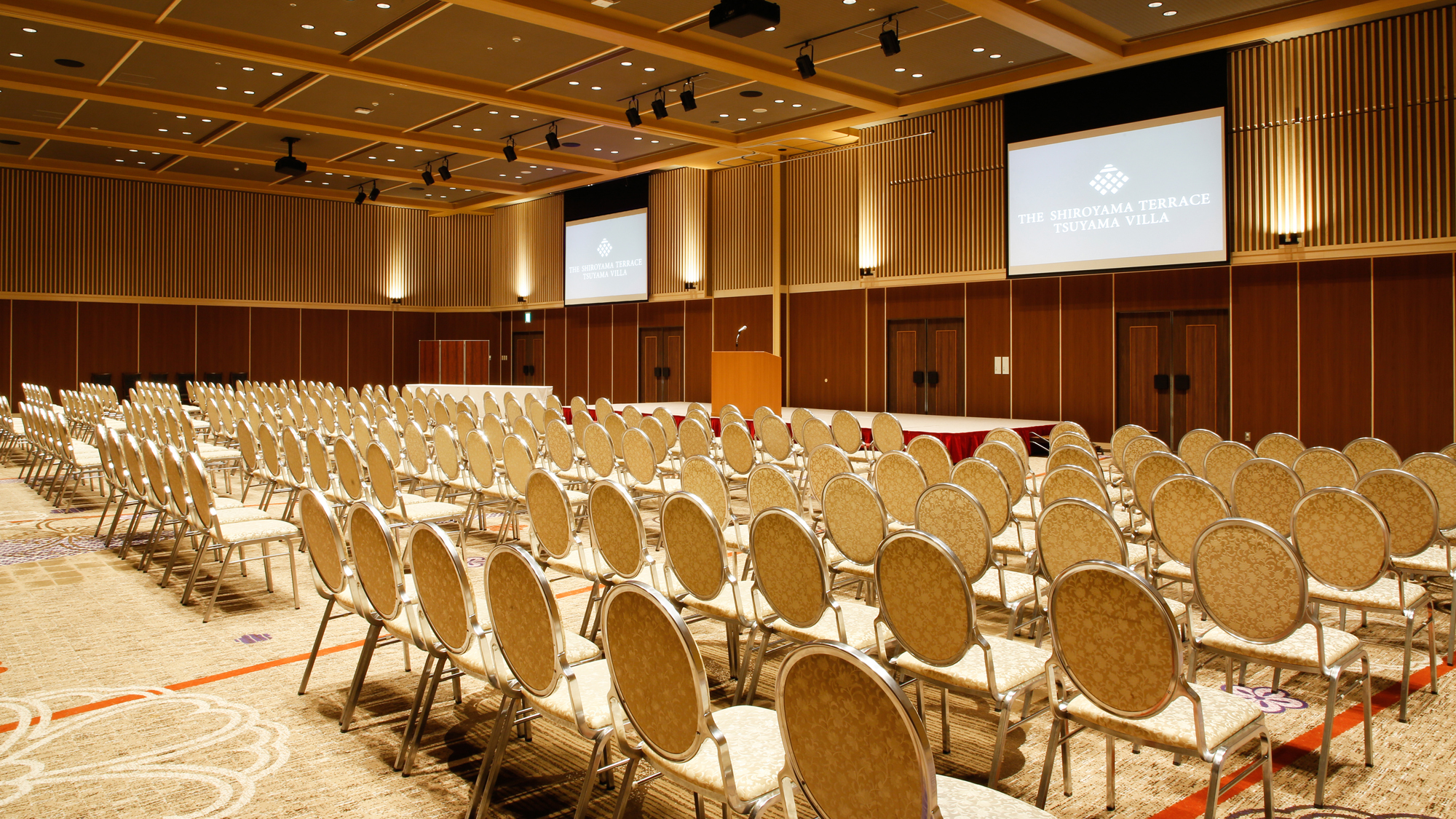  【グランドバンケット】コンベンションホール"鶴山" 300名超の収容を誇る広さ428平米（2分割可