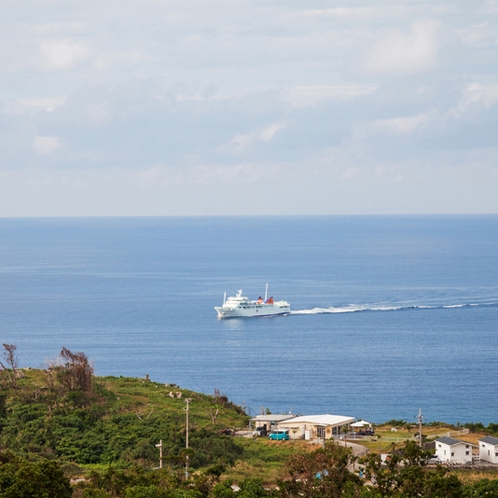 眼下に伊平屋島、伊是名島航路のフェリーが通ります。ここだけの風景。