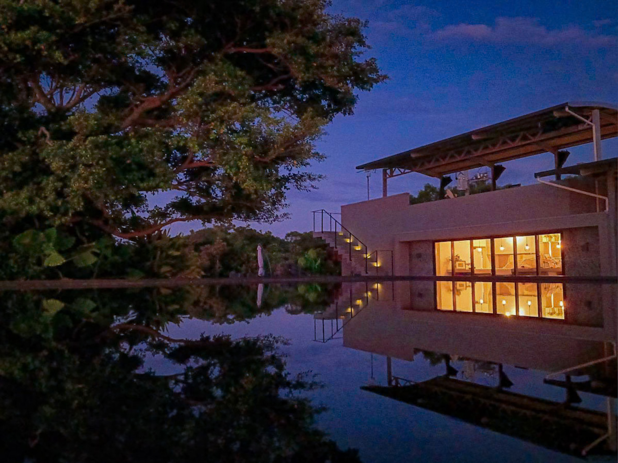 【レセプション棟と水盤】