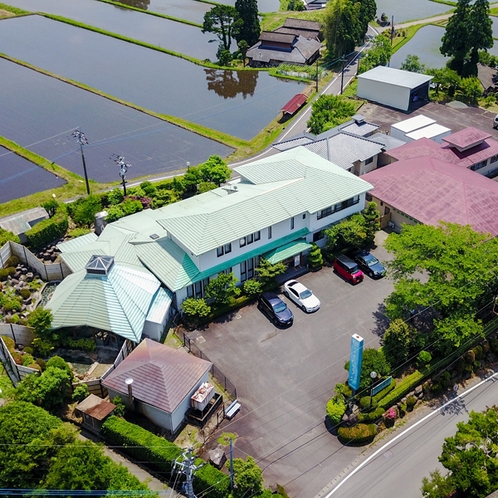 【上空から】田園風景の中に佇む市房庵なるお