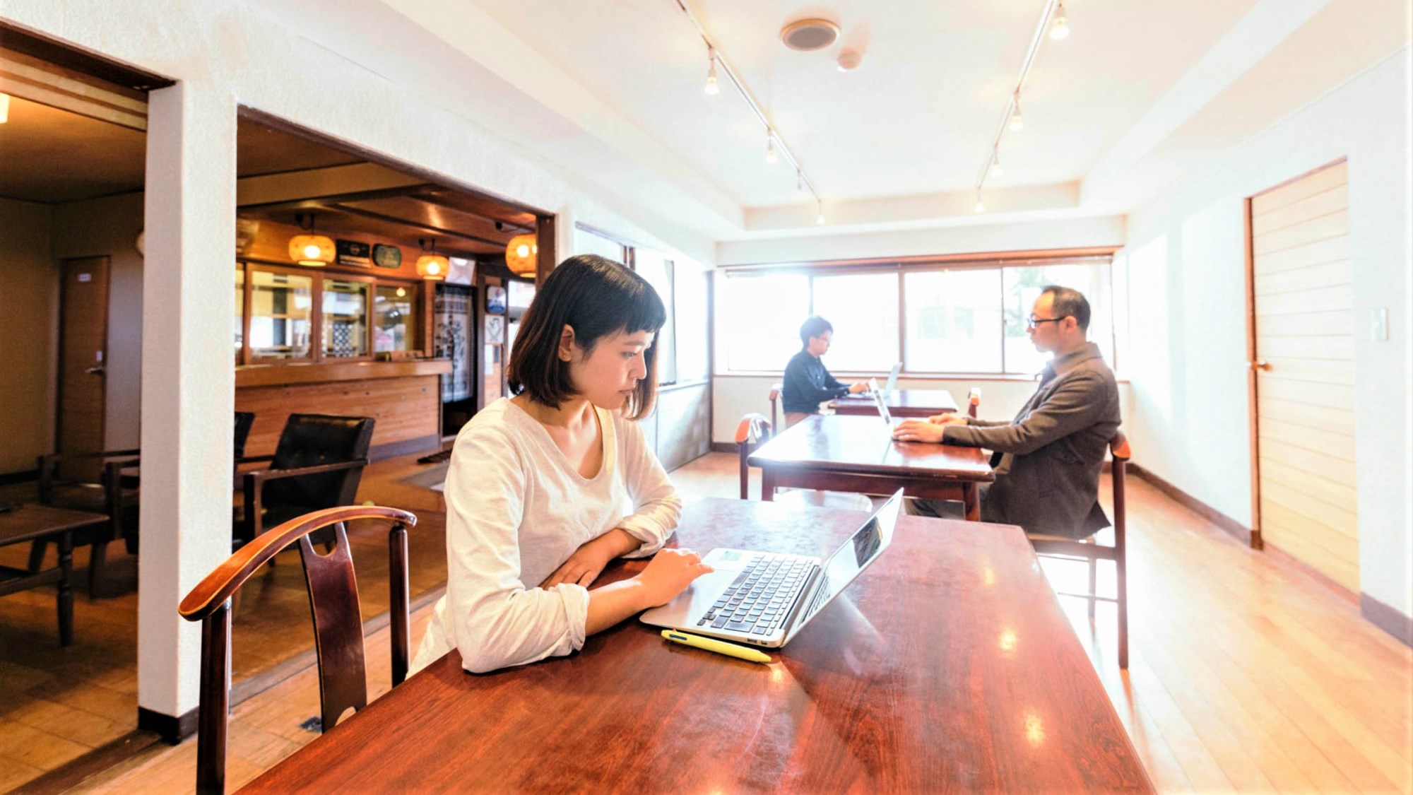 明るくひろびろ共用スペース。ゆっくりとお口ろぎください 