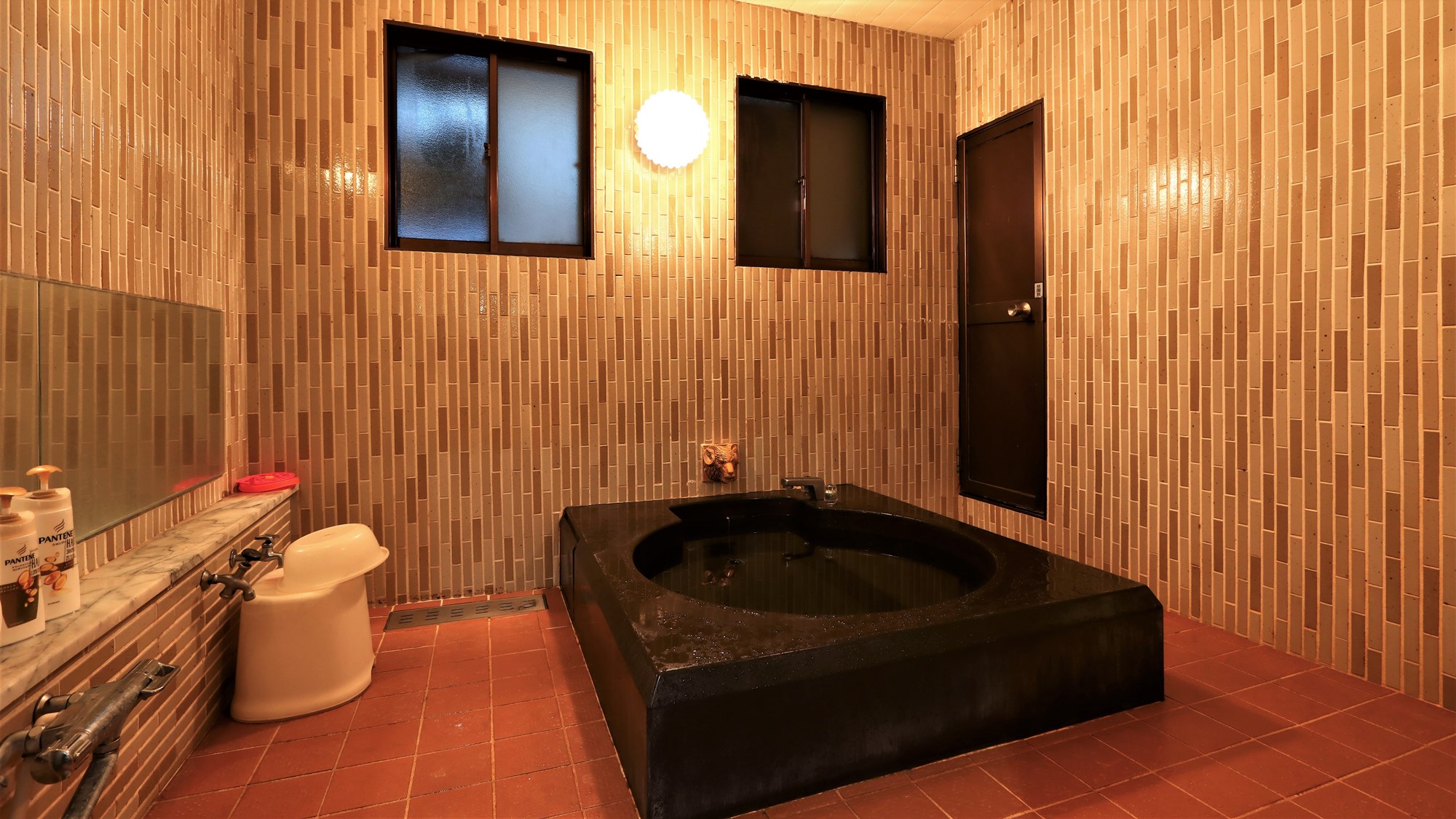 お風呂は空いている時に貸切でご利用ください。