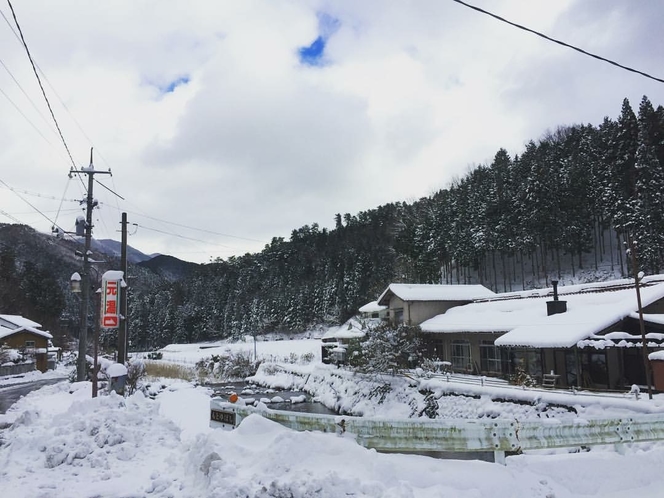 冬は雪がつもります。村内には小さなスキー場もあります。車で1時間ほどのところに、ちくさスキー場も。