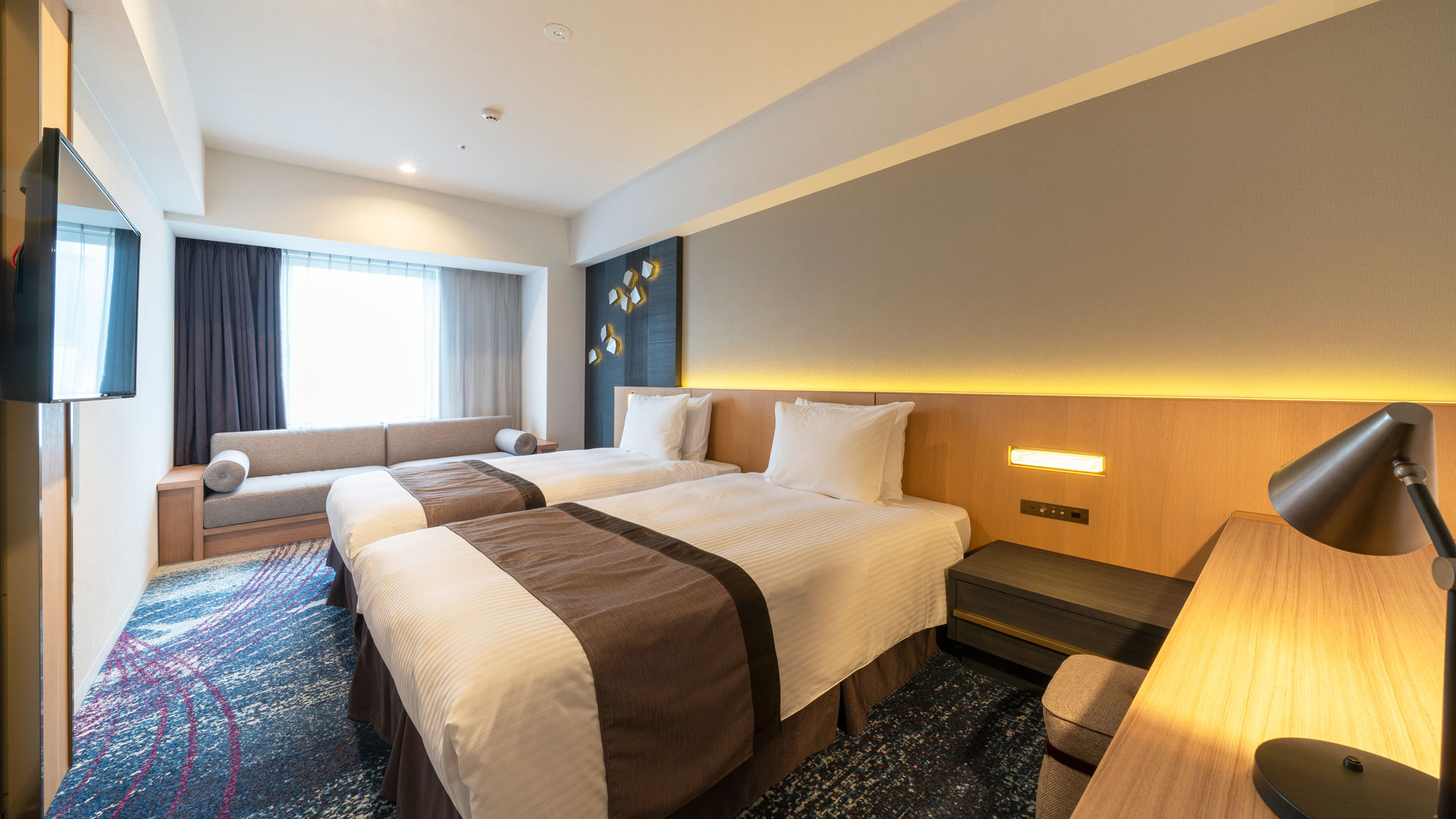 【スーペリアツイン】大きいライティングデスク。お仕事される方や受験生にもおすすめです