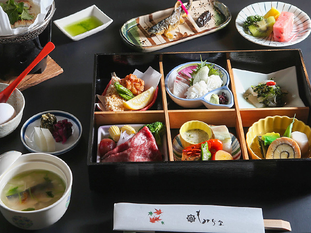 ◆夏季限定◆【川床】高雄「もみぢ家」で楽しむ川床料理（送迎付）〜2食付〜お日にち限定で舞妓さんも♪