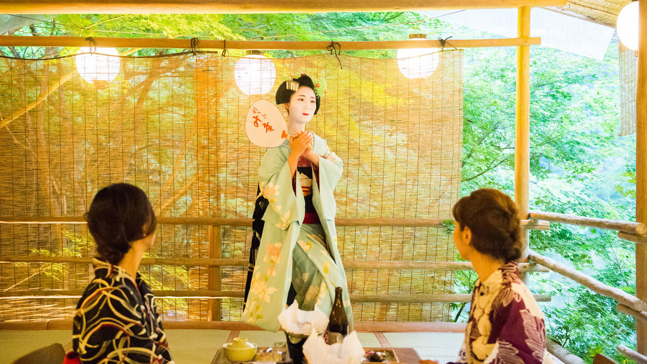 ◆夏季限定◆【川床】高雄「もみぢ家」で楽しむ川床料理（送迎付）〜2食付〜お日にち限定で舞妓さんも♪