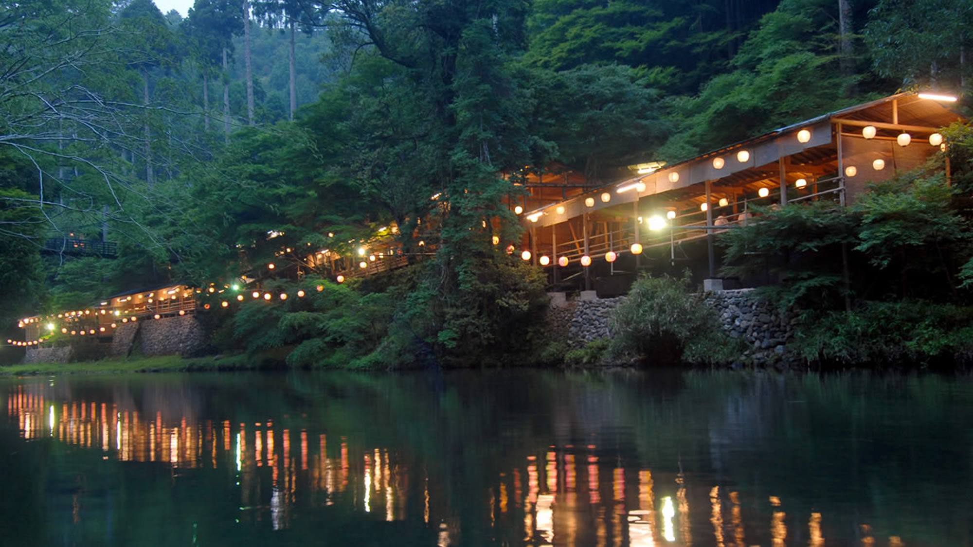 ◆夏季限定◆【川床】高雄「もみぢ家」で楽しむ川床料理（送迎付）〜2食付〜お日にち限定で舞妓さんも♪