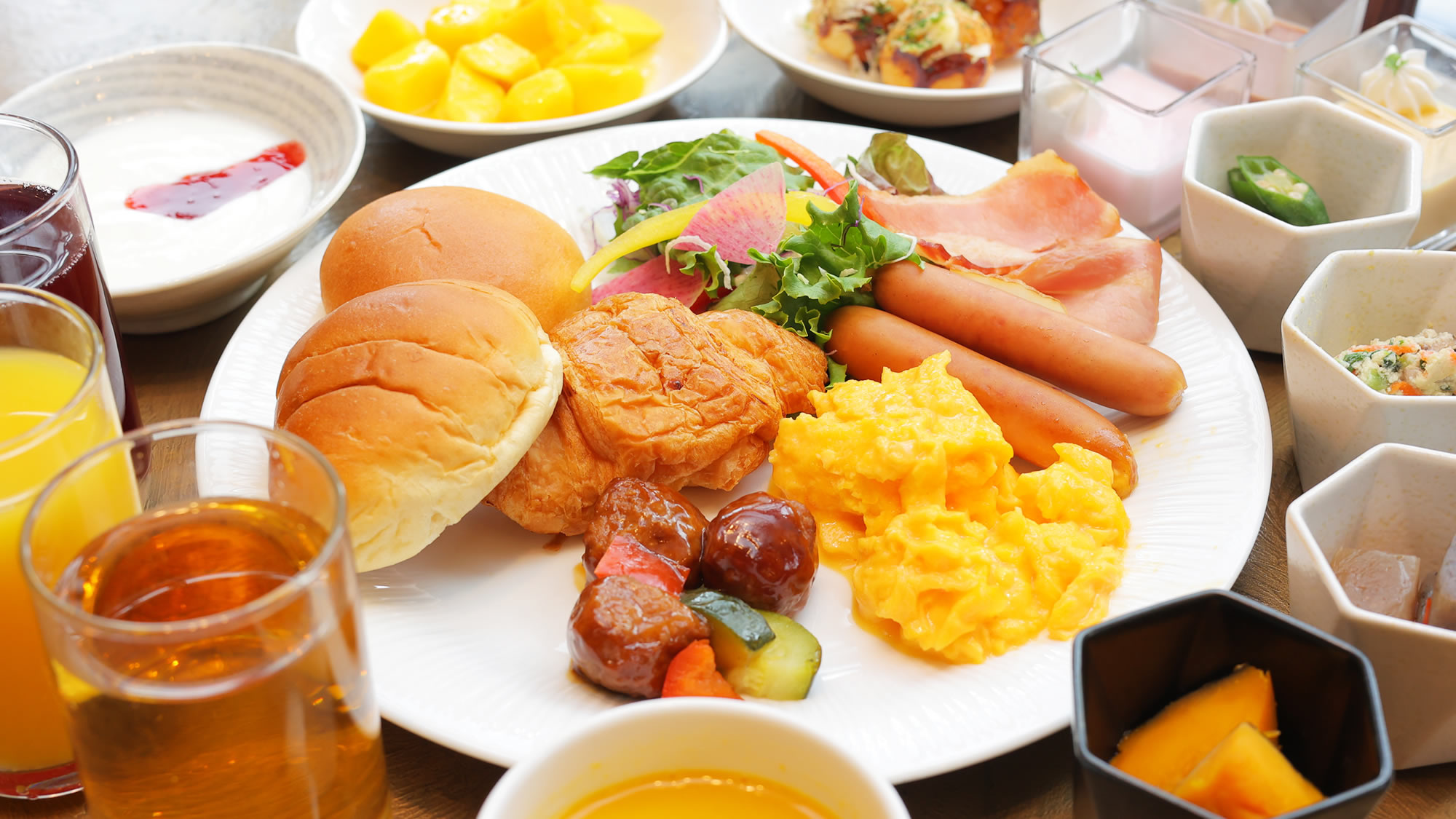 【朝食ビュッフェ】炊き立てのご飯、香ばしいパン、京のおばんざい、デザートなど幅広くご用意
