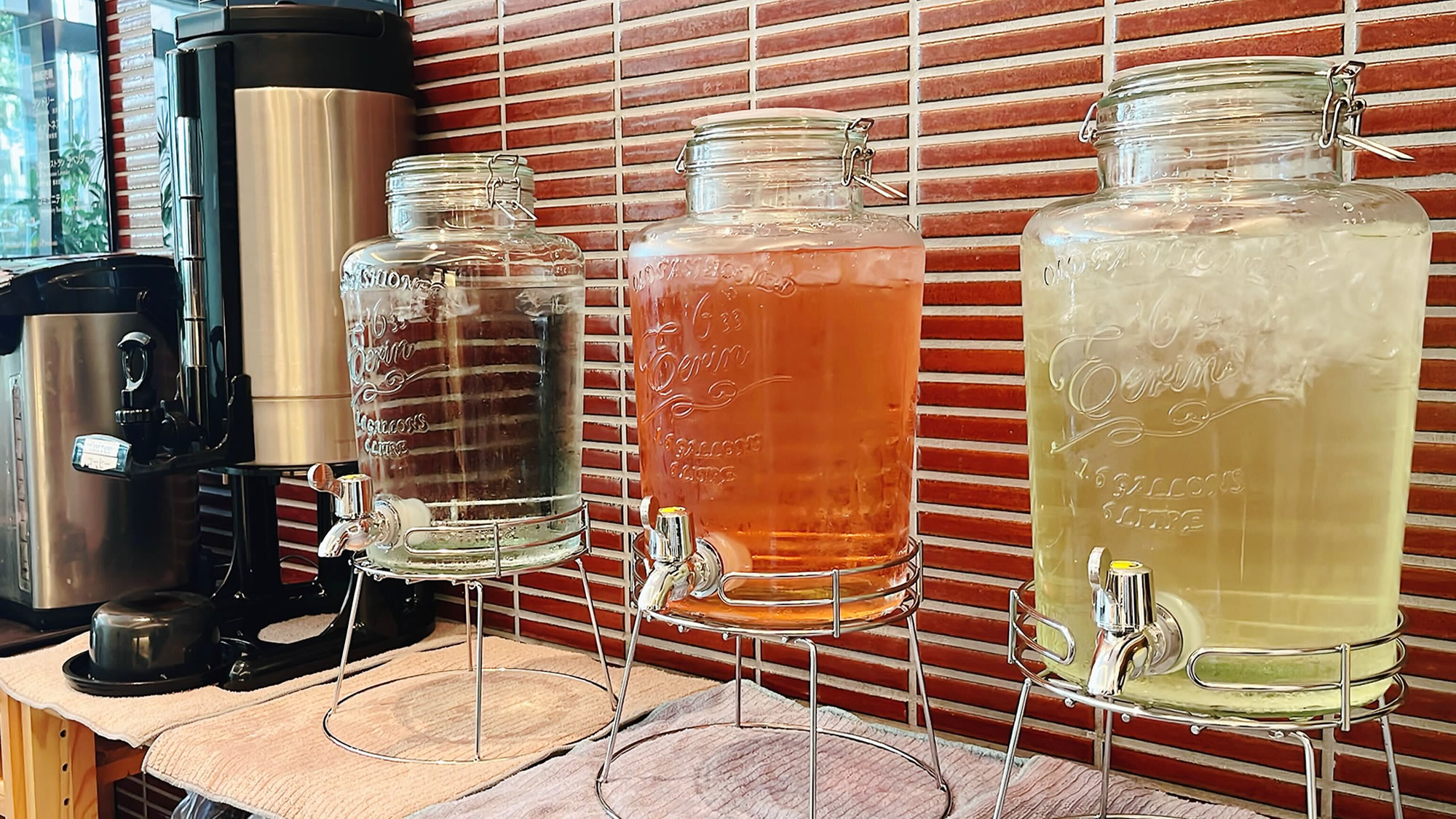 1Fロビーにてドリンクコーナーをご用意しております。