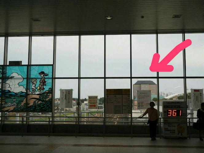 石岡駅改札口から見たホテルグランマリア―ジュ