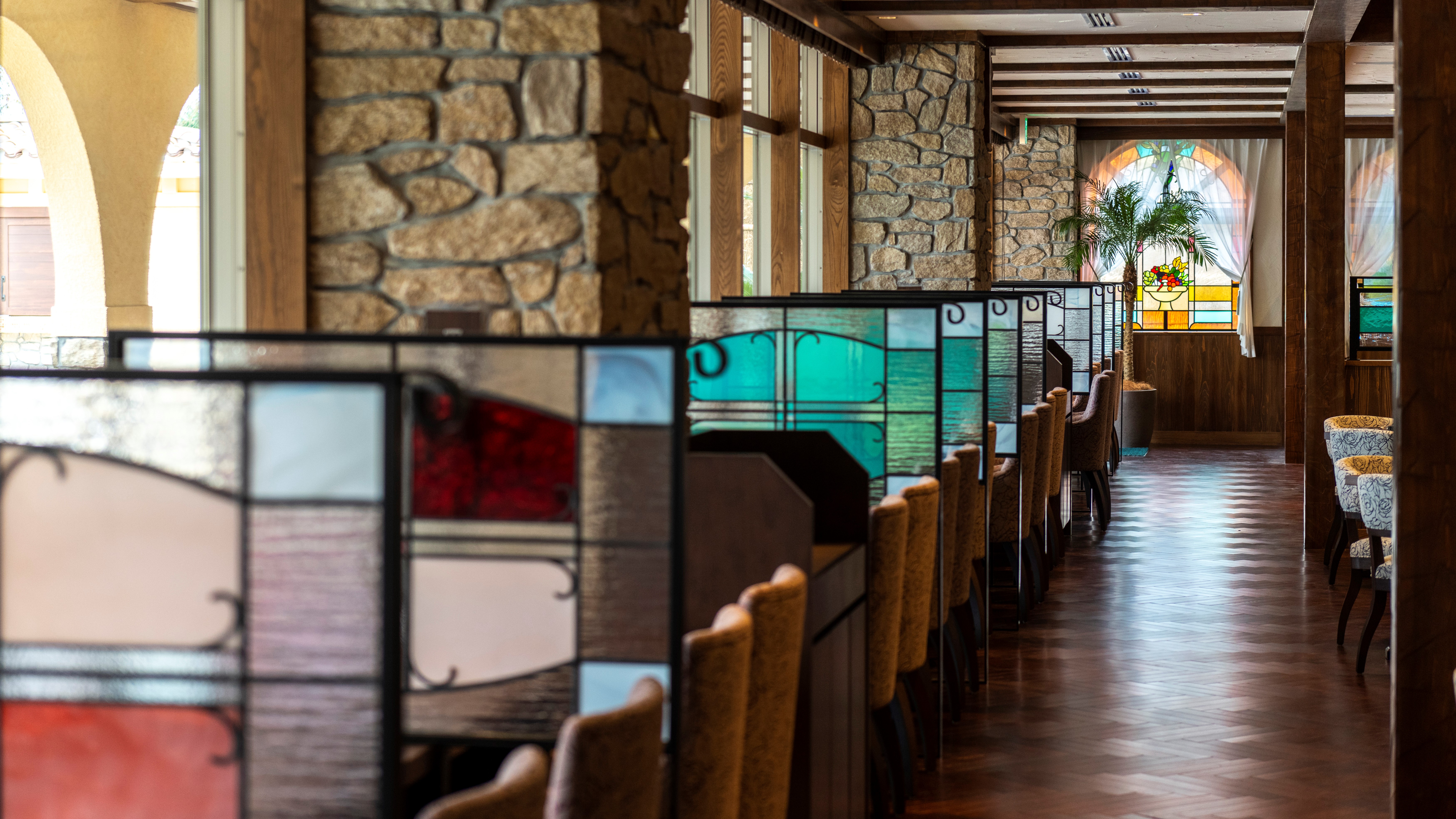 ★レストラン会場（カウンター席・通路）