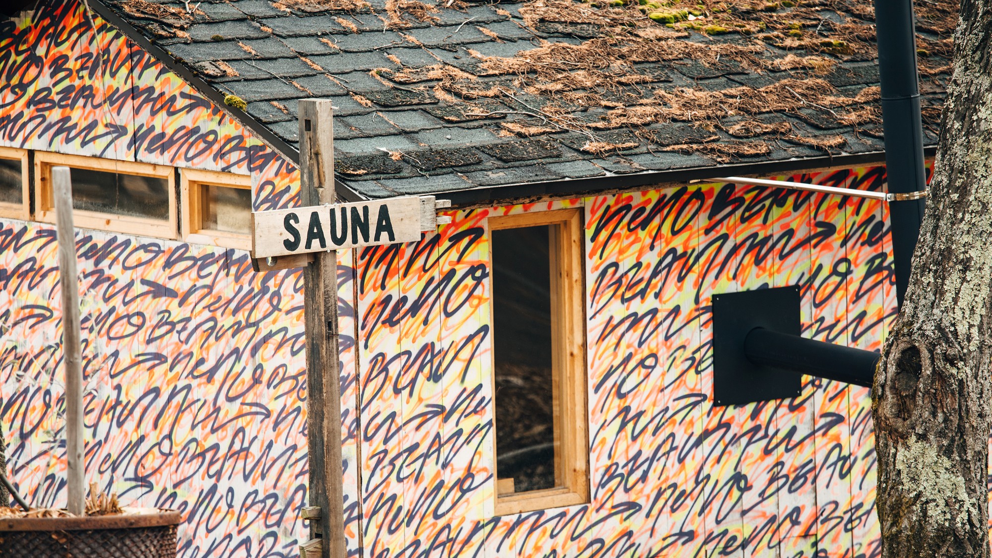 【SAUNA CABIN】壁一面のグラフィックアートが印象的なサウナ小屋。