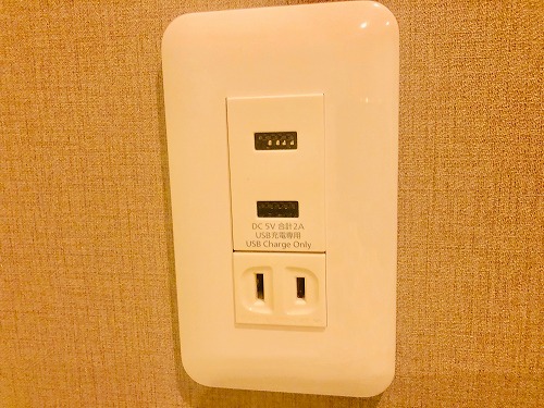 Electrical outlet　 USB port