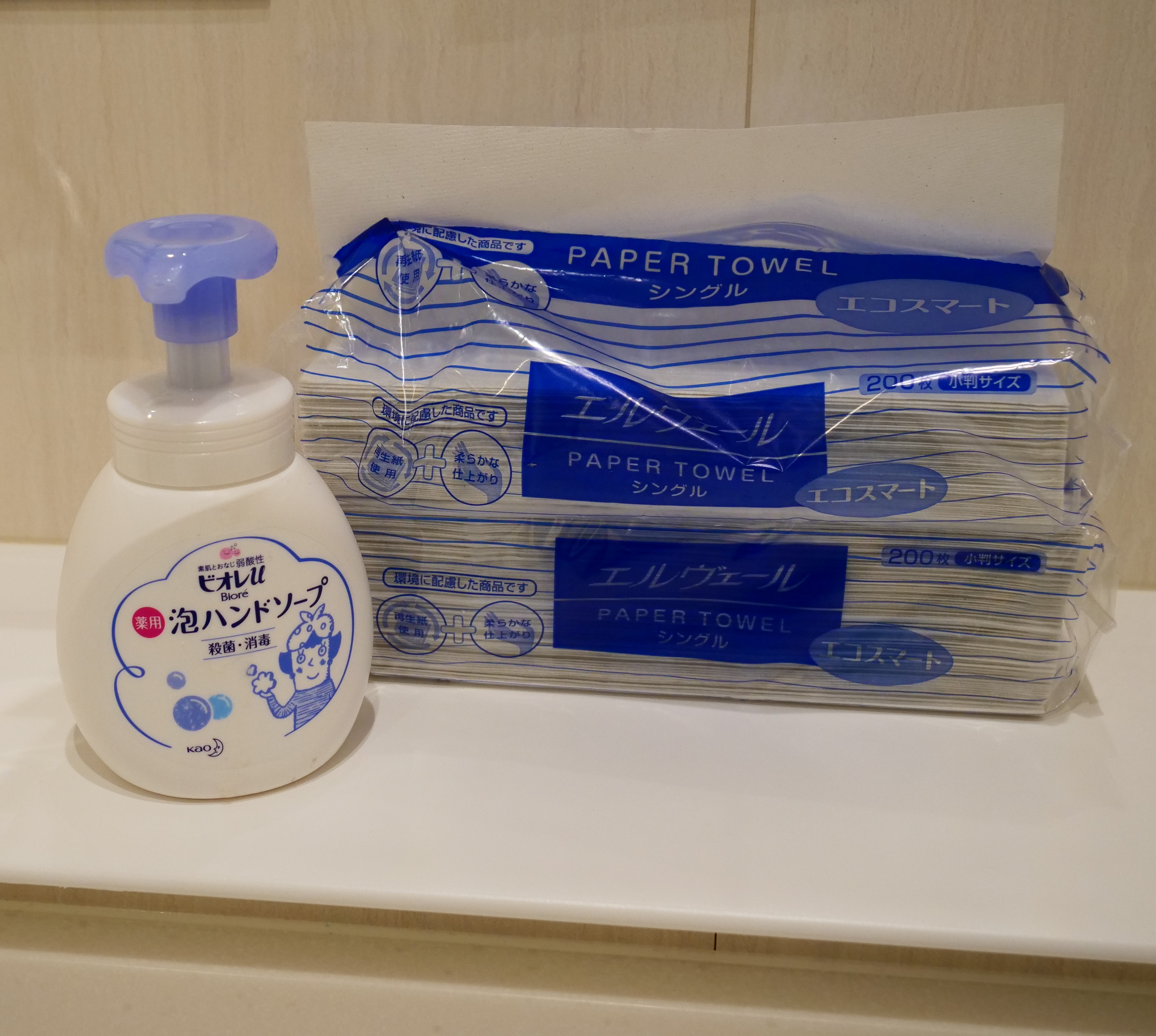 石鹸と紙製お手拭き
