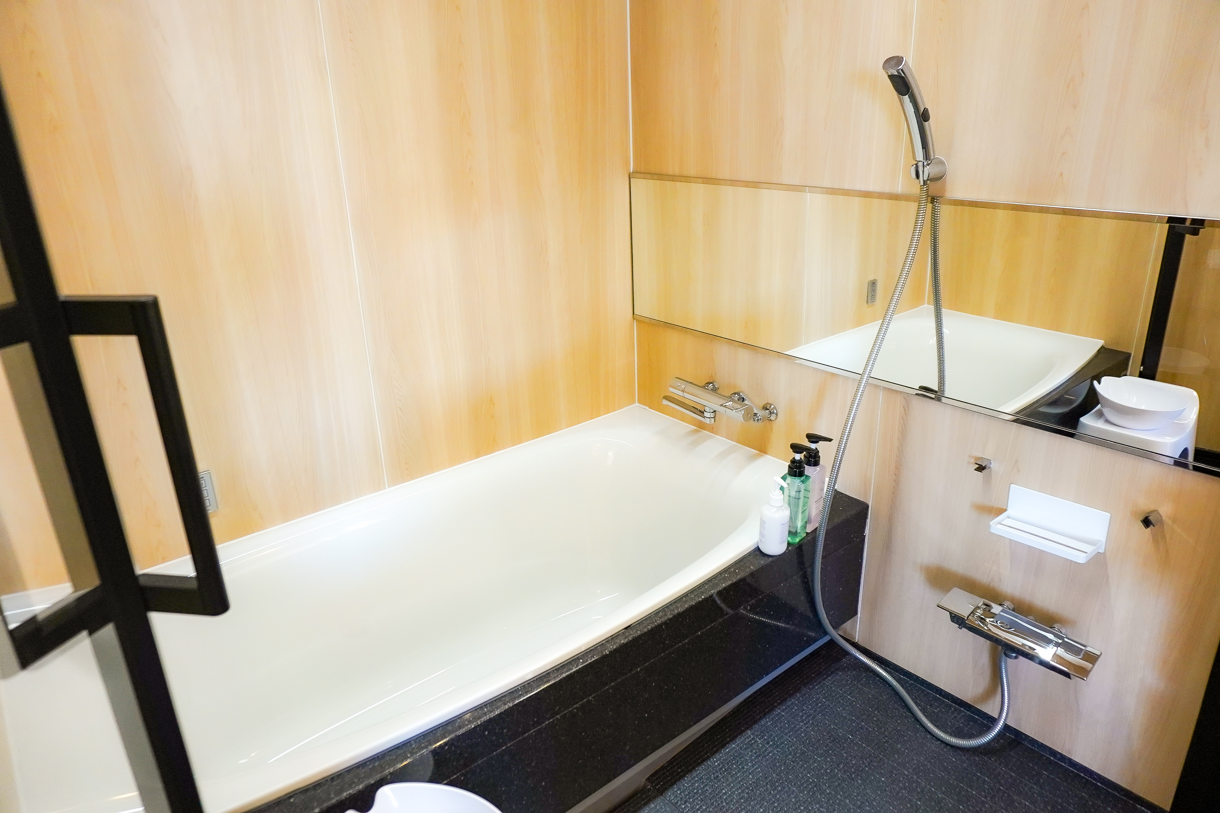 足を伸ばして入ることができる広い浴槽と、調光付き間接照明でリラックスできます。