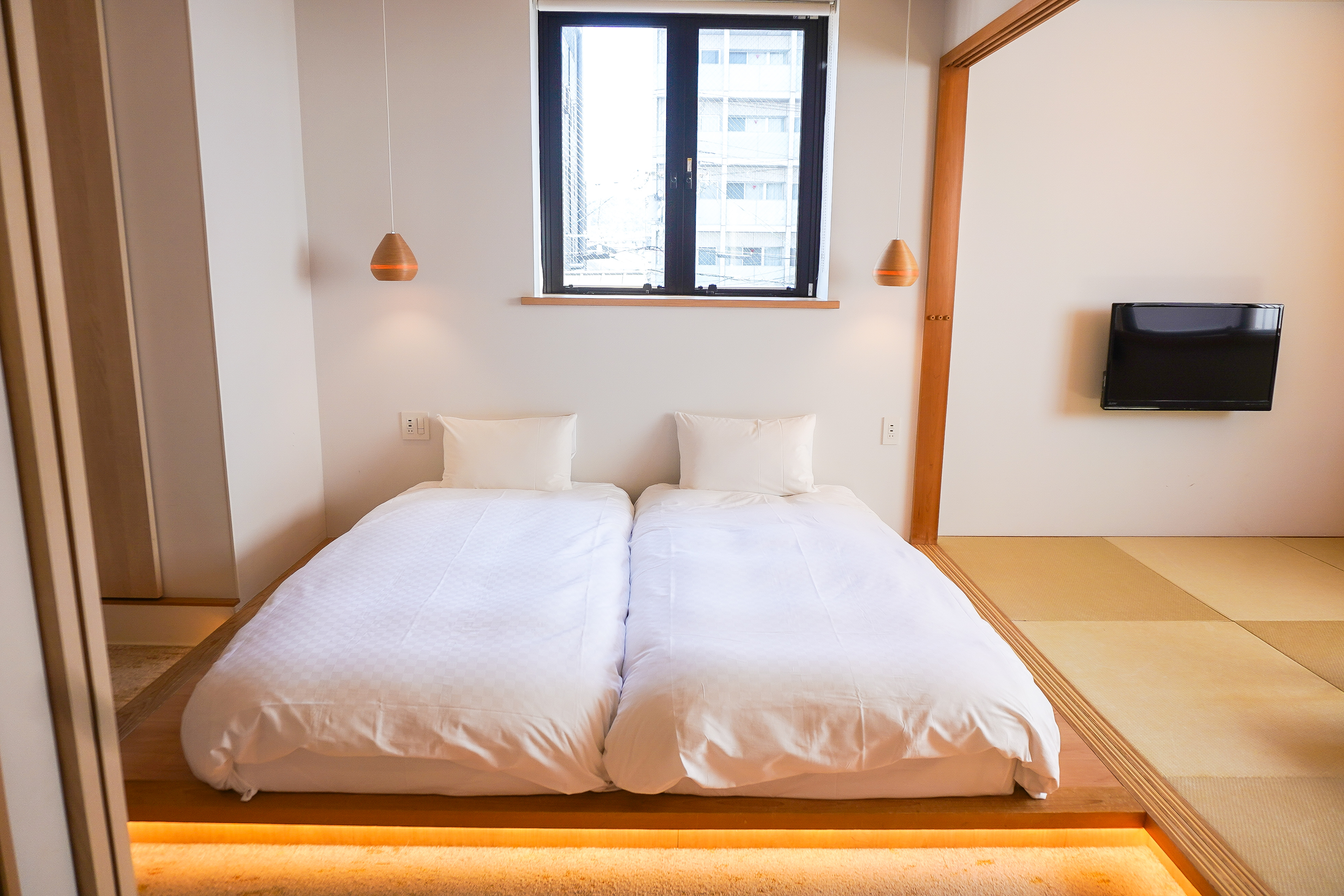 スーペリアツイン。３室限定。３６㎡。女優ミラー＆洗面ボウル２台。布団敷くと５人まで宿泊OK