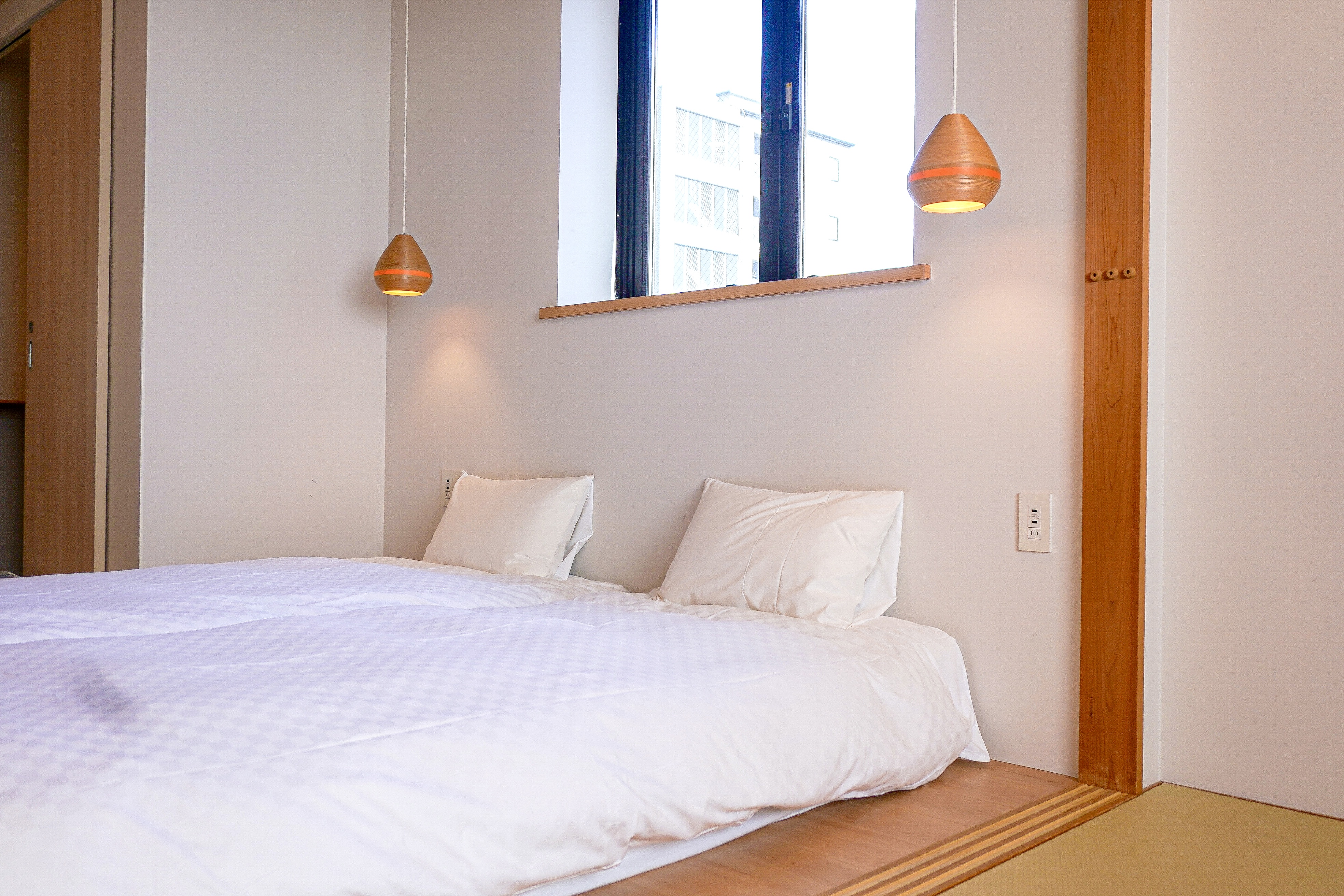 スーペリアツイン。３室限定。３６㎡。女優ミラー＆洗面ボウル２台。布団敷くと５人まで宿泊OK