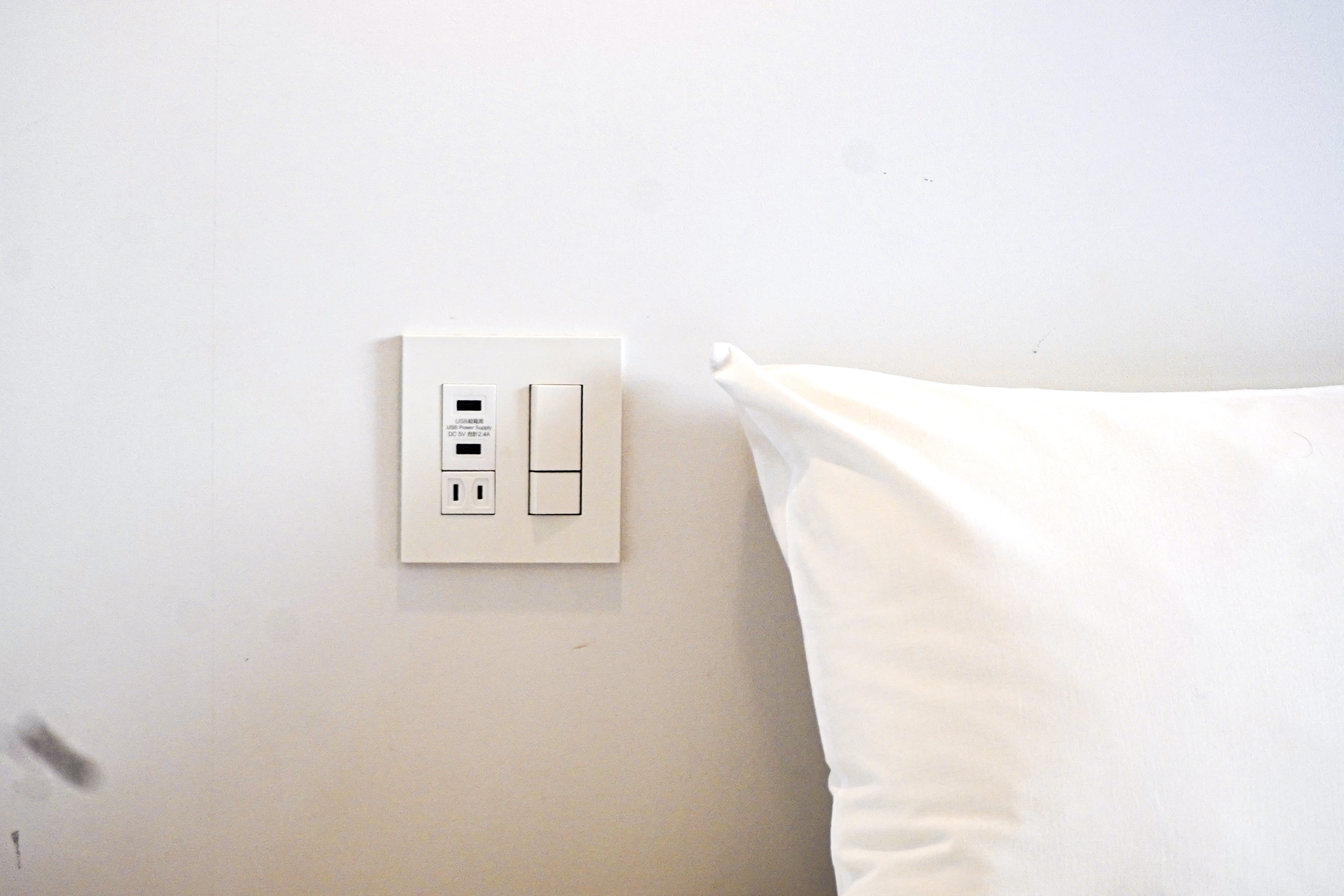 枕元にはUSBポートを設置しております。