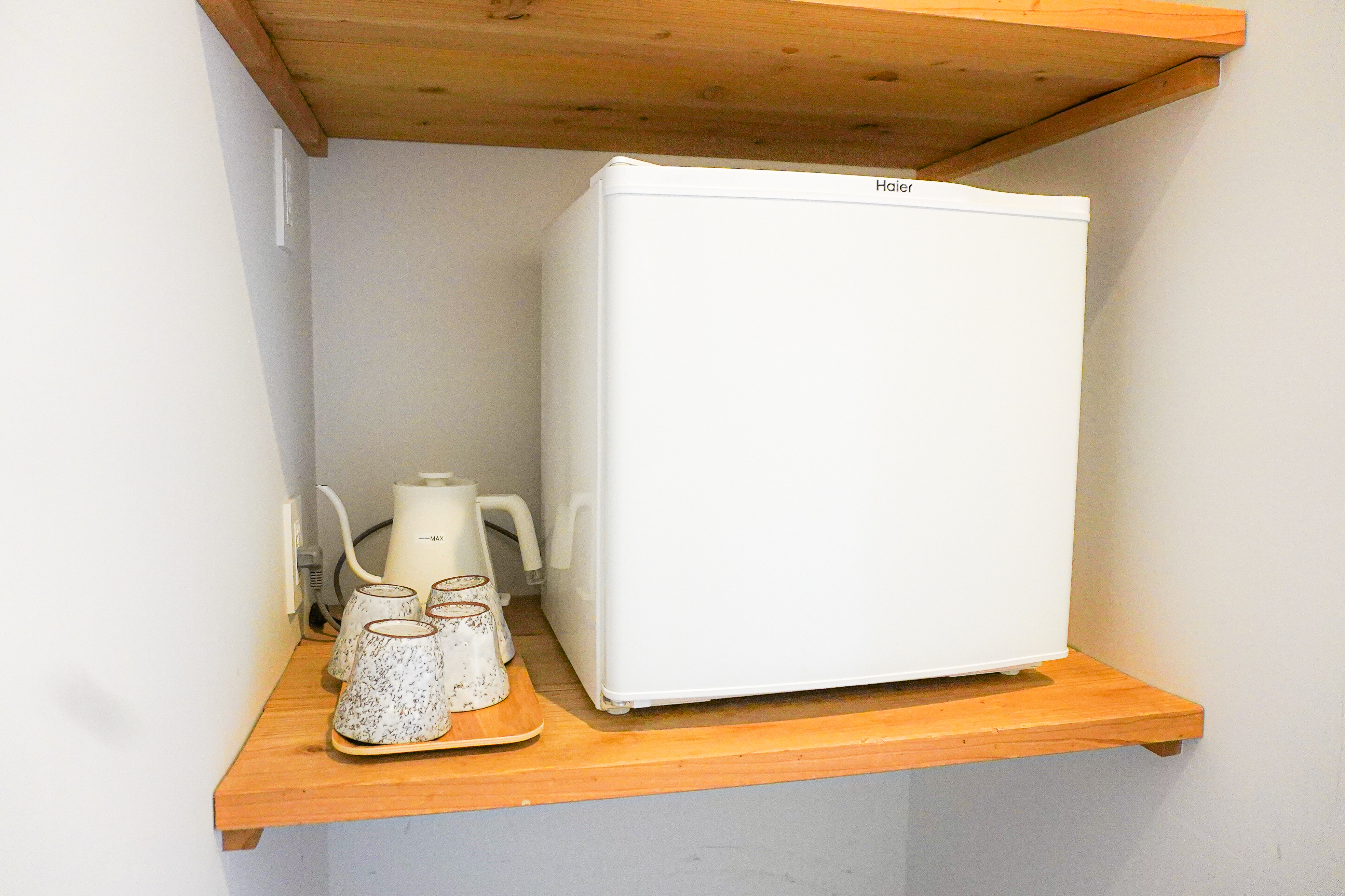 ミニ冷蔵庫と電気ケトルを設置しております。