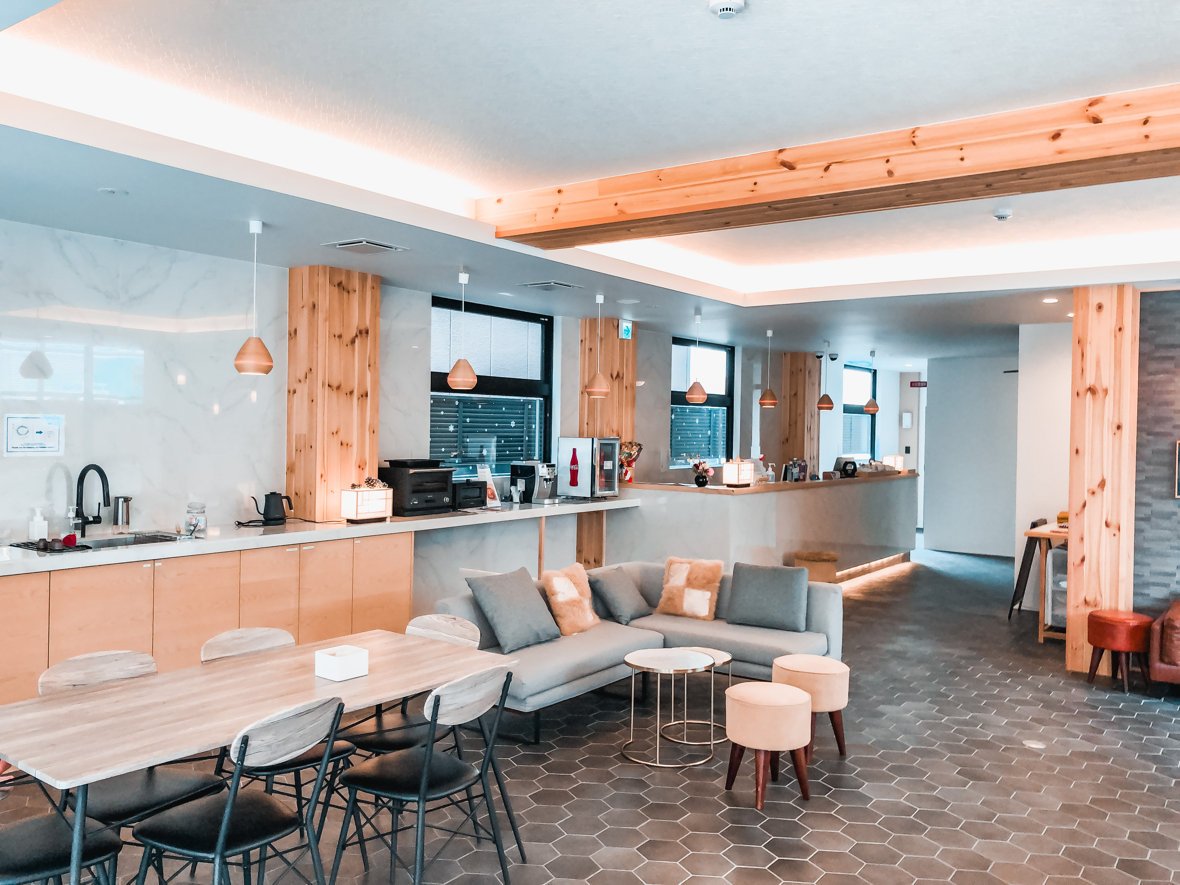 １F共通スペース。自分のリビングと思ってください。キッチン、バルミューダ電子レンジ＆トースター、食器