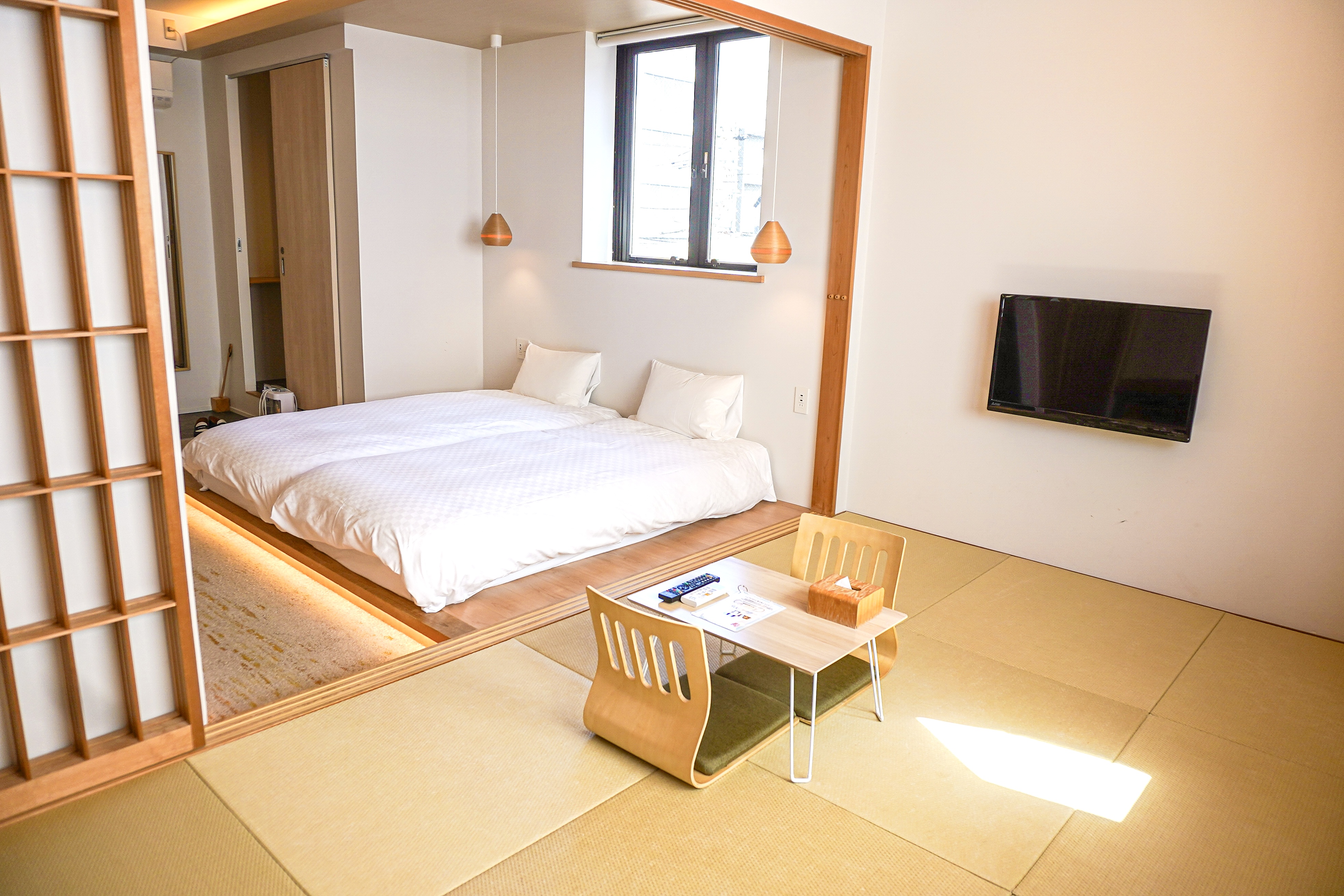 スーペリアツイン。３室限定。３６㎡。女優ミラー＆洗面ボウル２台。布団敷くと５人まで宿泊OK