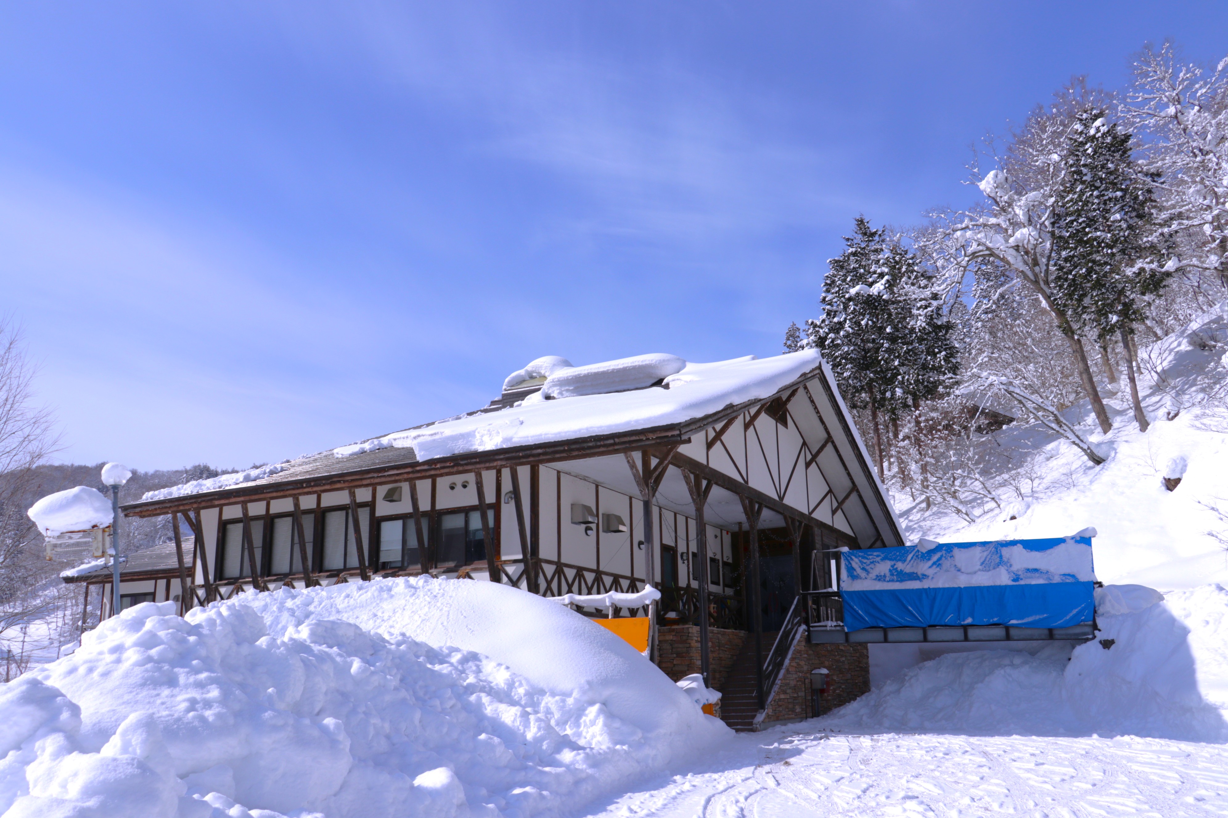 やまびこ館外観(冬)