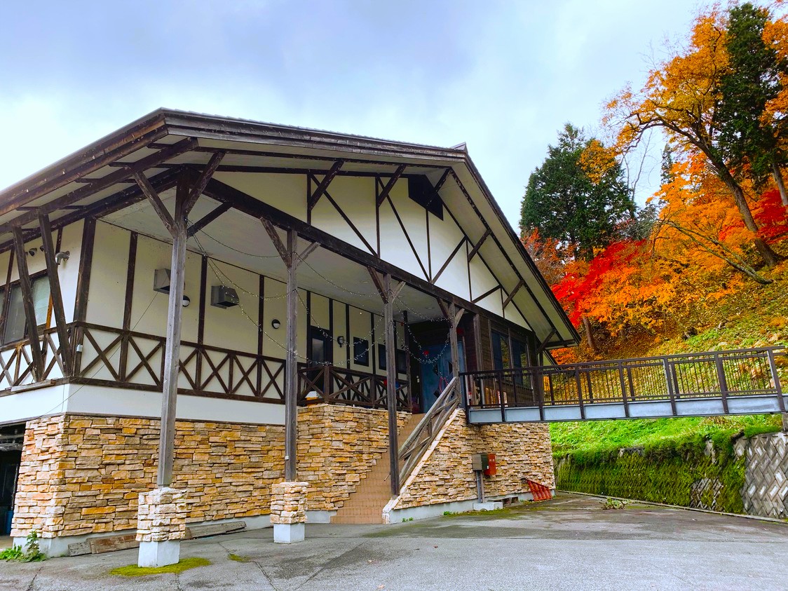 やまびこ館外観(秋)
