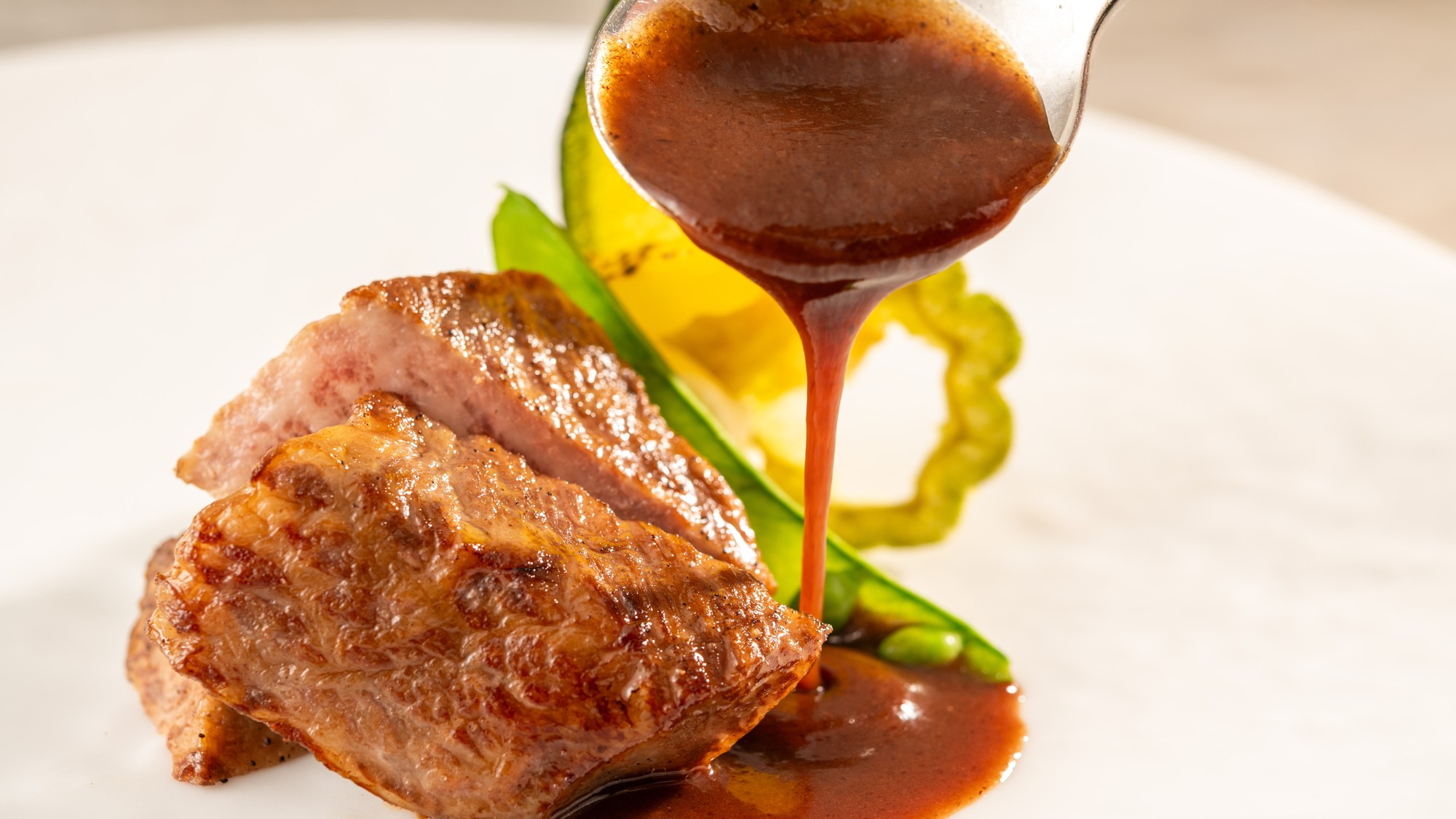 【ご夕食イメージ】スタンダードコース/国産牛赤身肉のソテー　ソースヴァンルージュ