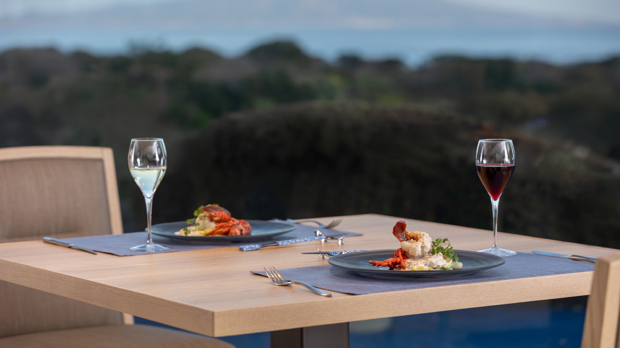 オーシャンビューのレストランで贅沢な夕食を