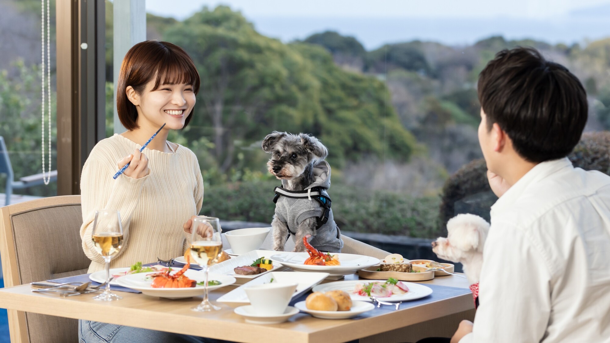 オーシャンビューのレストランでお食事をお楽しみください