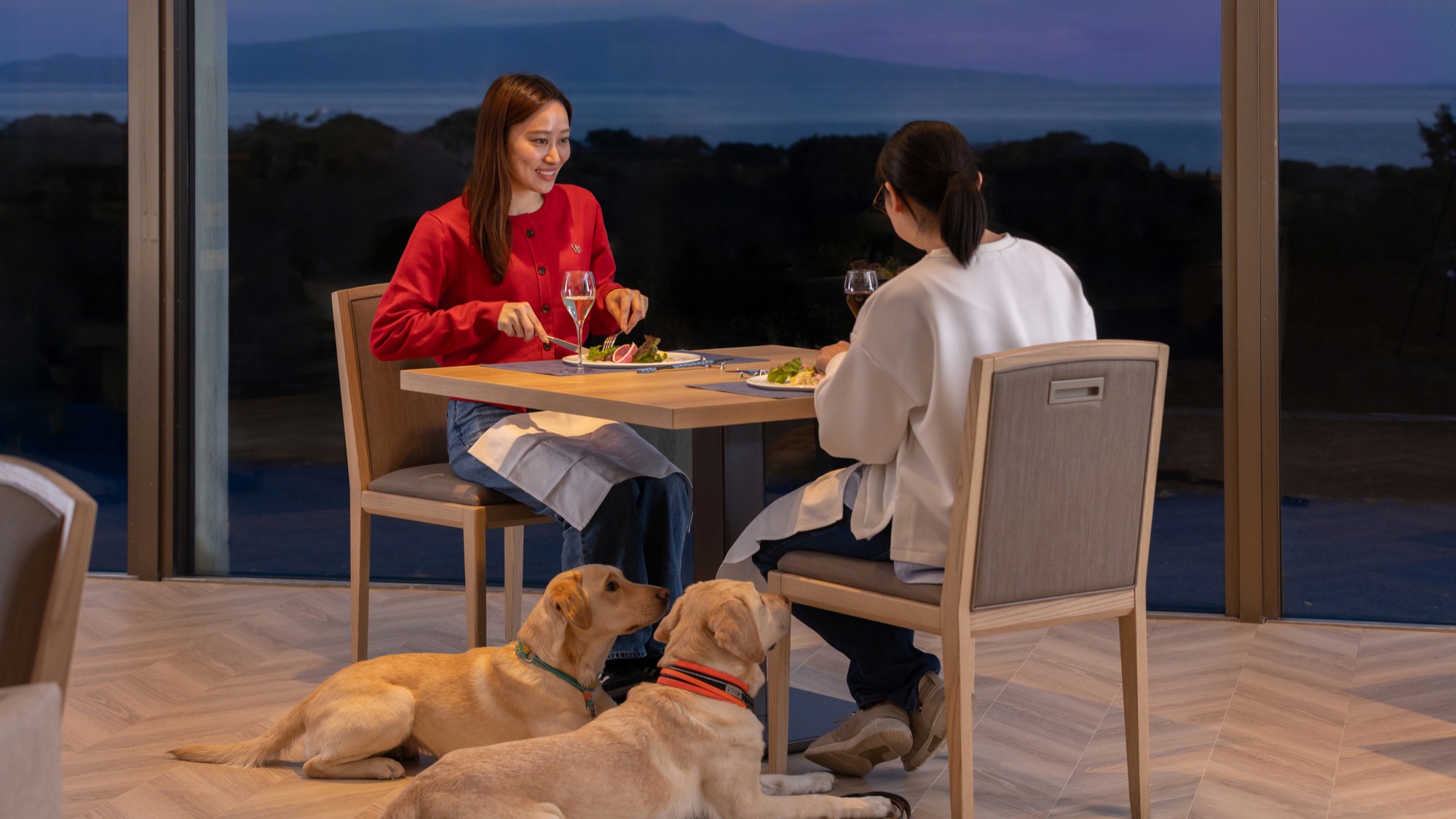 オーシャンビューのレストランでお食事をお楽しみください