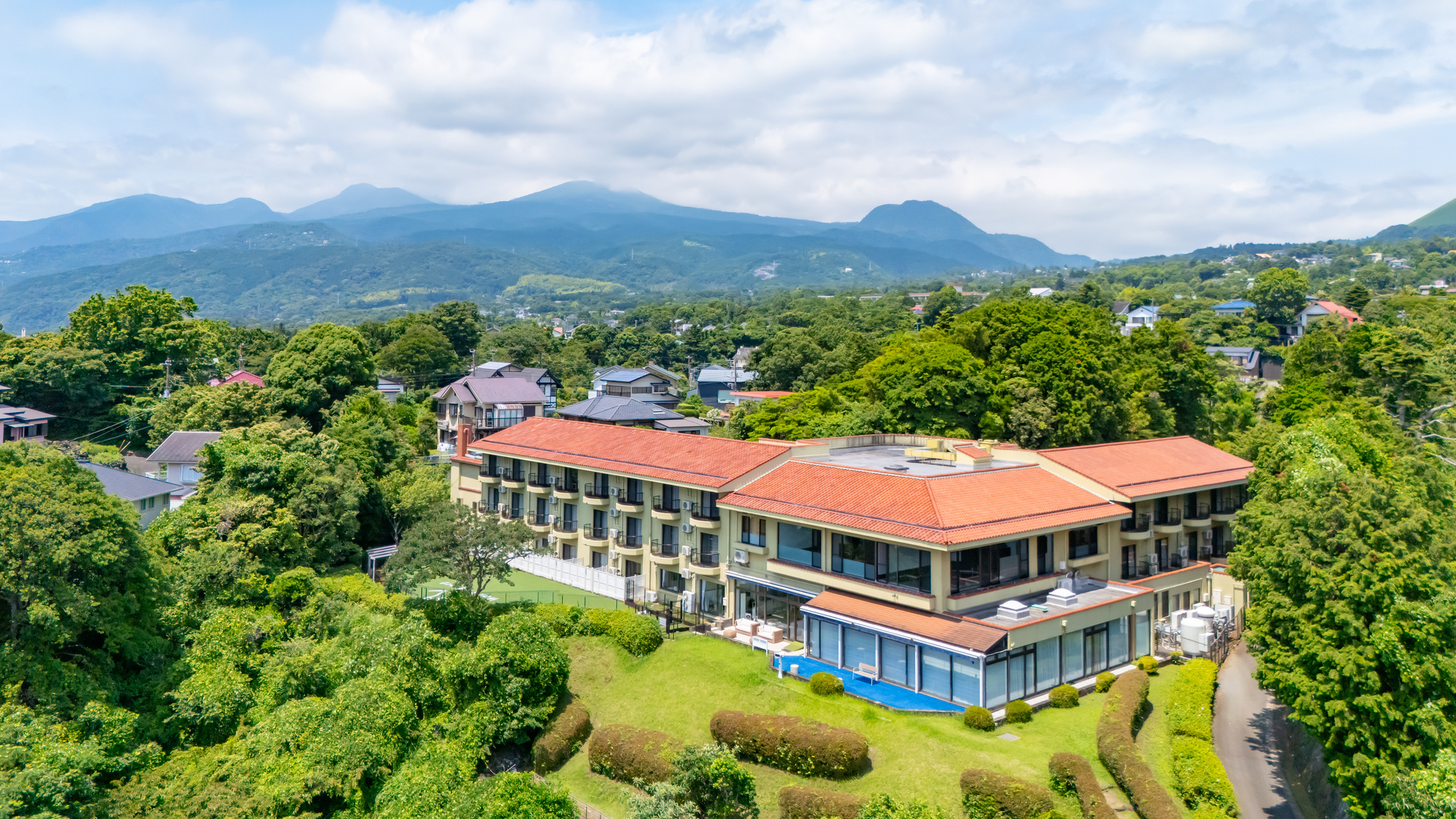 広大な緑と青い空。リゾート感あふれる空間で、心安らぐひとときを。