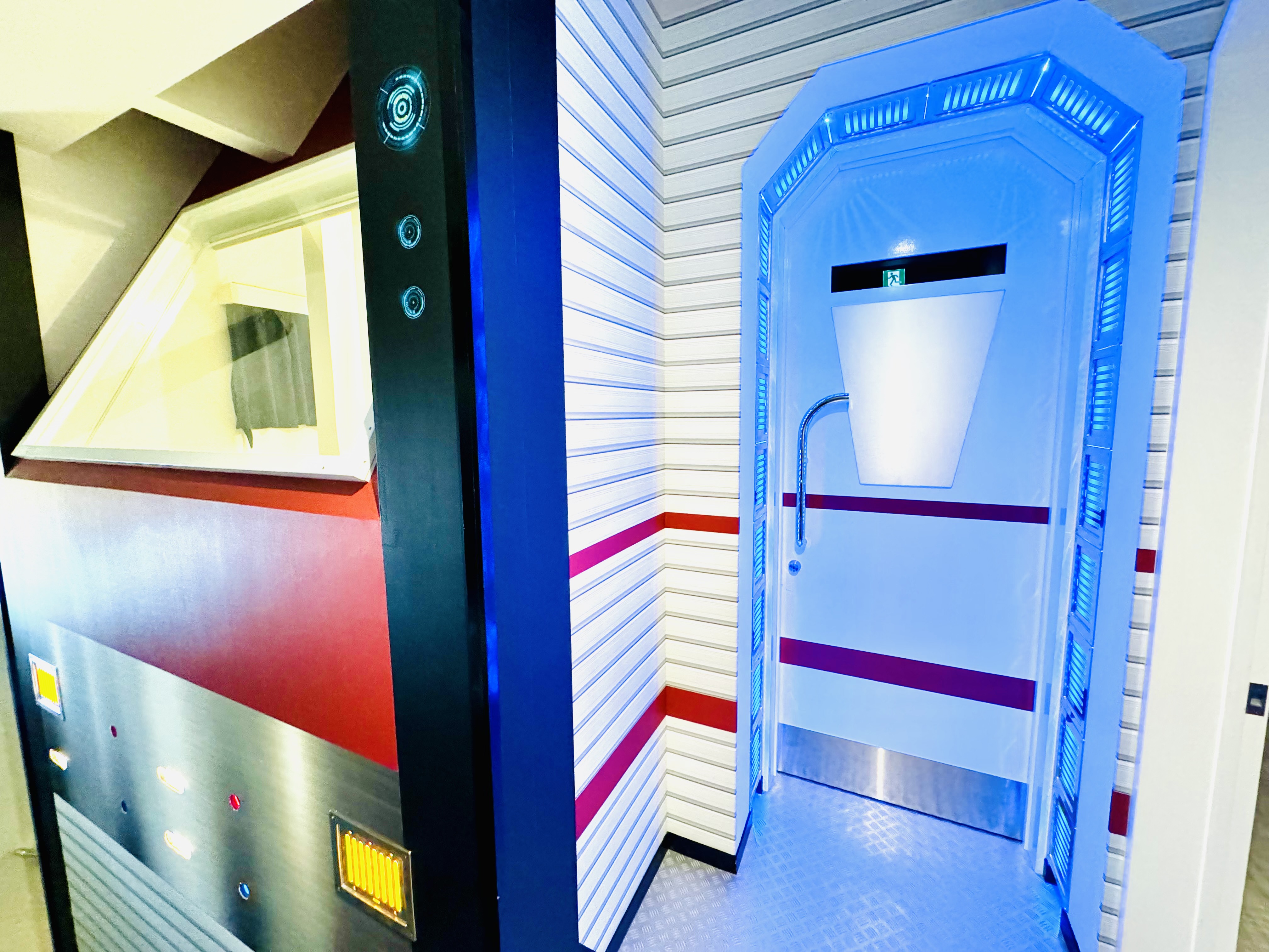 宇宙船をイメージした寝室