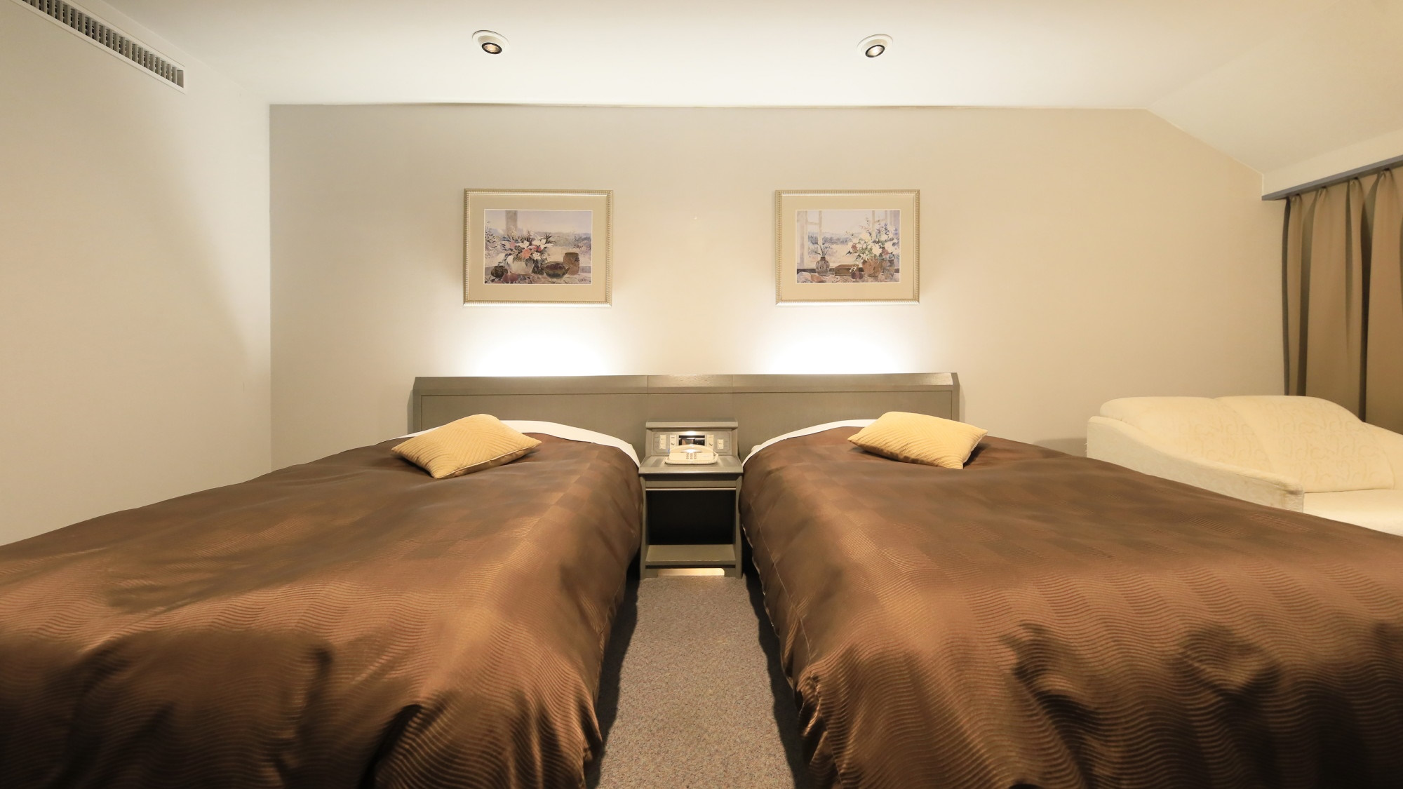 ツインルーム／ベッドにはエアウィーヴマットレスパッドを採用