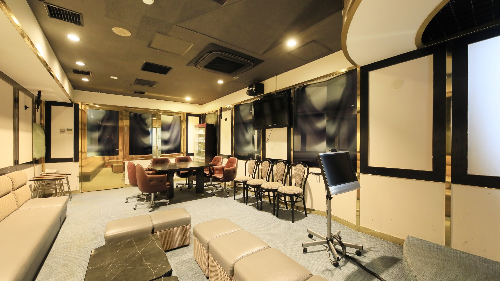 カラオケルーム／貸切制