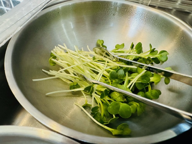 日替わりの新鮮野菜でオリジナルサラダをお楽しみください♪